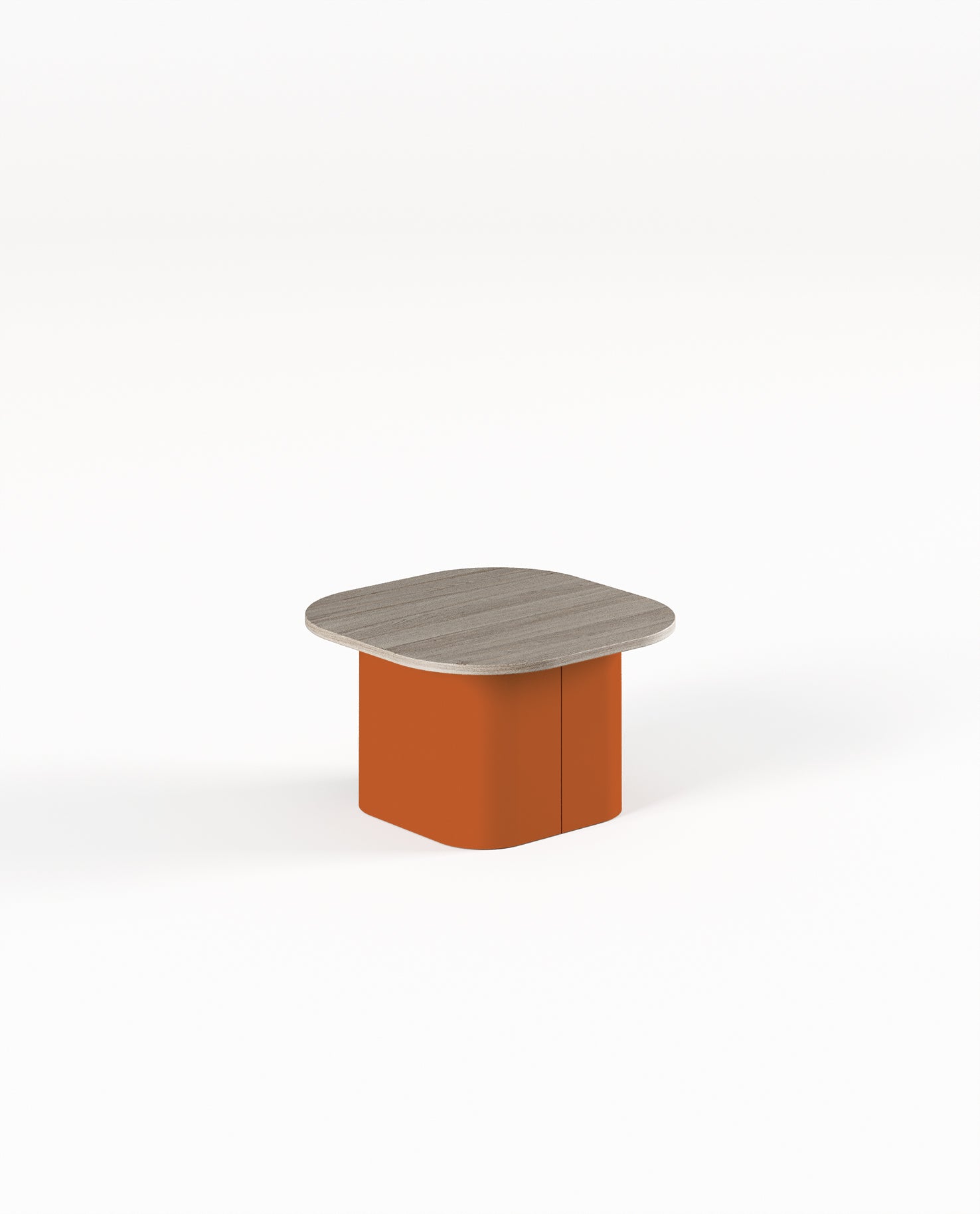 Table basse moderne carrée aux angles arrondis, la table basse Afina de Ramos Bassols est dotée d'un plateau en bois clair et d'une base de style bloc orange, présentée ici sur un fond blanc uni.