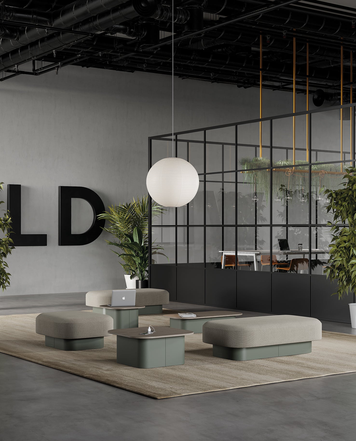 Salon de bureau moderne avec des sièges bas gris, des tables et un tapis beige. Des plantes vertes et le Canapé modulaire Afina de Ramos Bassols rehaussent le design contemporain. Une lampe ronde blanche est suspendue près d'une salle de réunion vitrée et des lettres noires audacieuses décorent le mur.