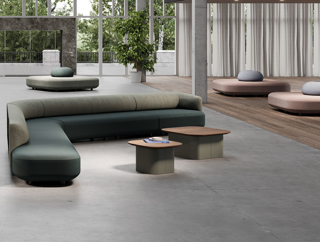 Salon moderne avec un canapé sectionnel incurvé, deux Tables basses Afina de Ramos Bassols, des ottomans ronds, de grandes fenêtres et une plante en pot. L'espace ouvert présente des sols en béton et des rideaux transparents qui laissent entrer la lumière naturelle.