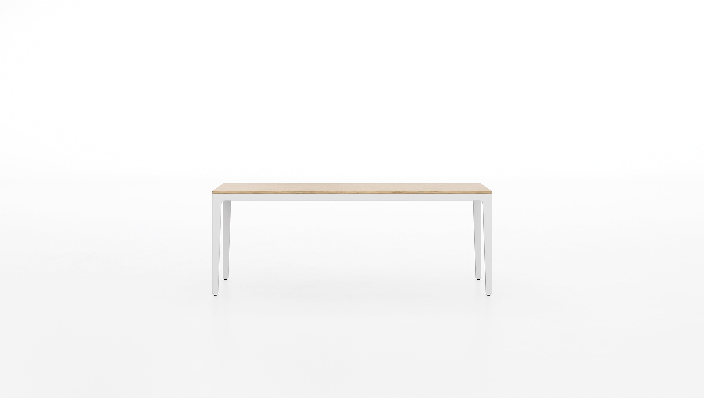 Les Tables de réunion modulables Alplus de Marco Zito sont des tables rectangulaires minimalistes dotées d'un plateau en bois clair, de quatre pieds blancs élancés et d'un système de gestion des câbles intégré. Elles sont présentées sur un fond blanc uni.