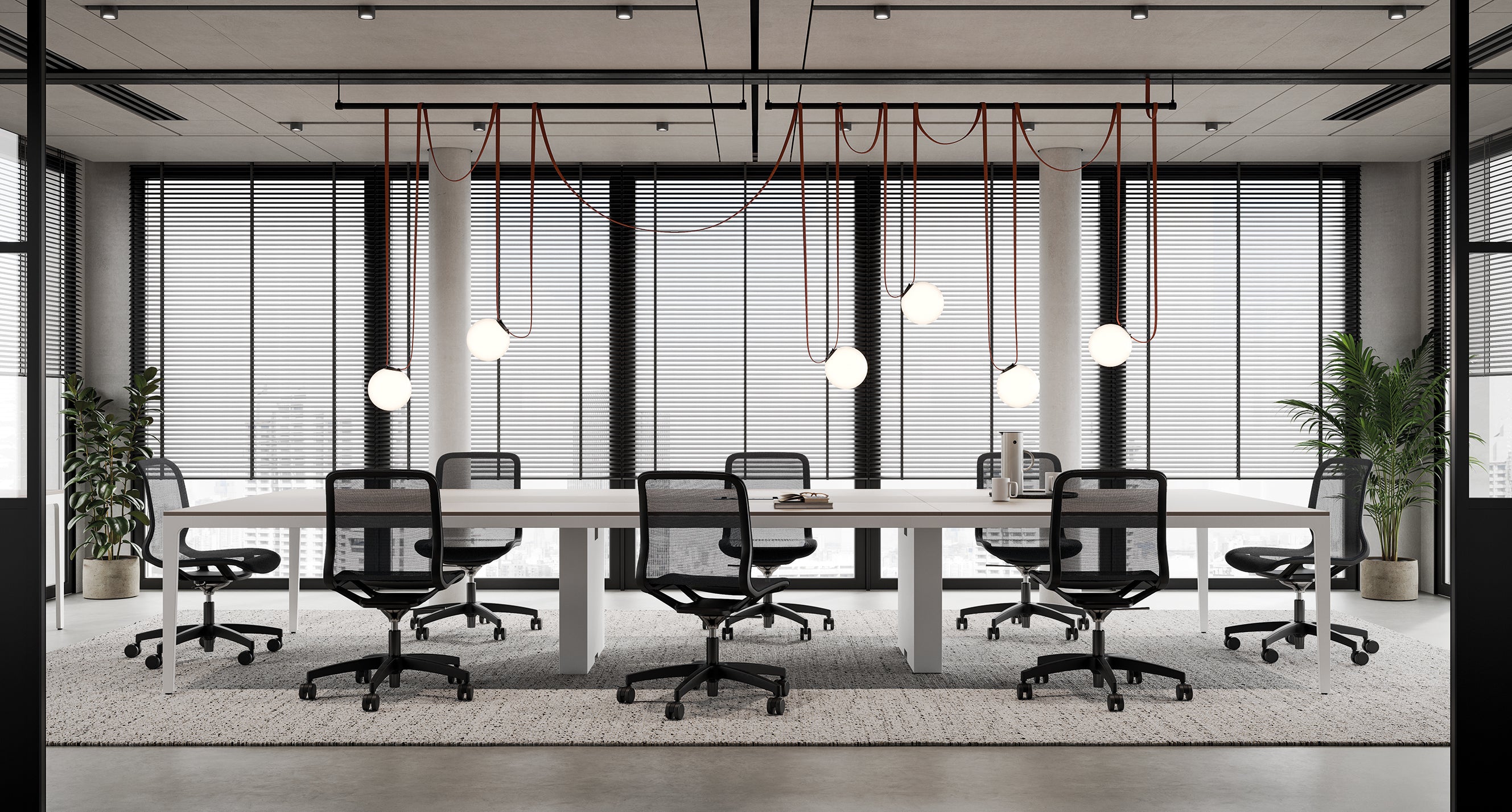Bureau moderne avec une longue Table de réunion modulables Alplus de Marco Zito, avec gestion intégrée des câbles, chaises noires, lampes suspendues, grandes fenêtres avec stores, deux plantes en pot, et une palette neutre et épurée.