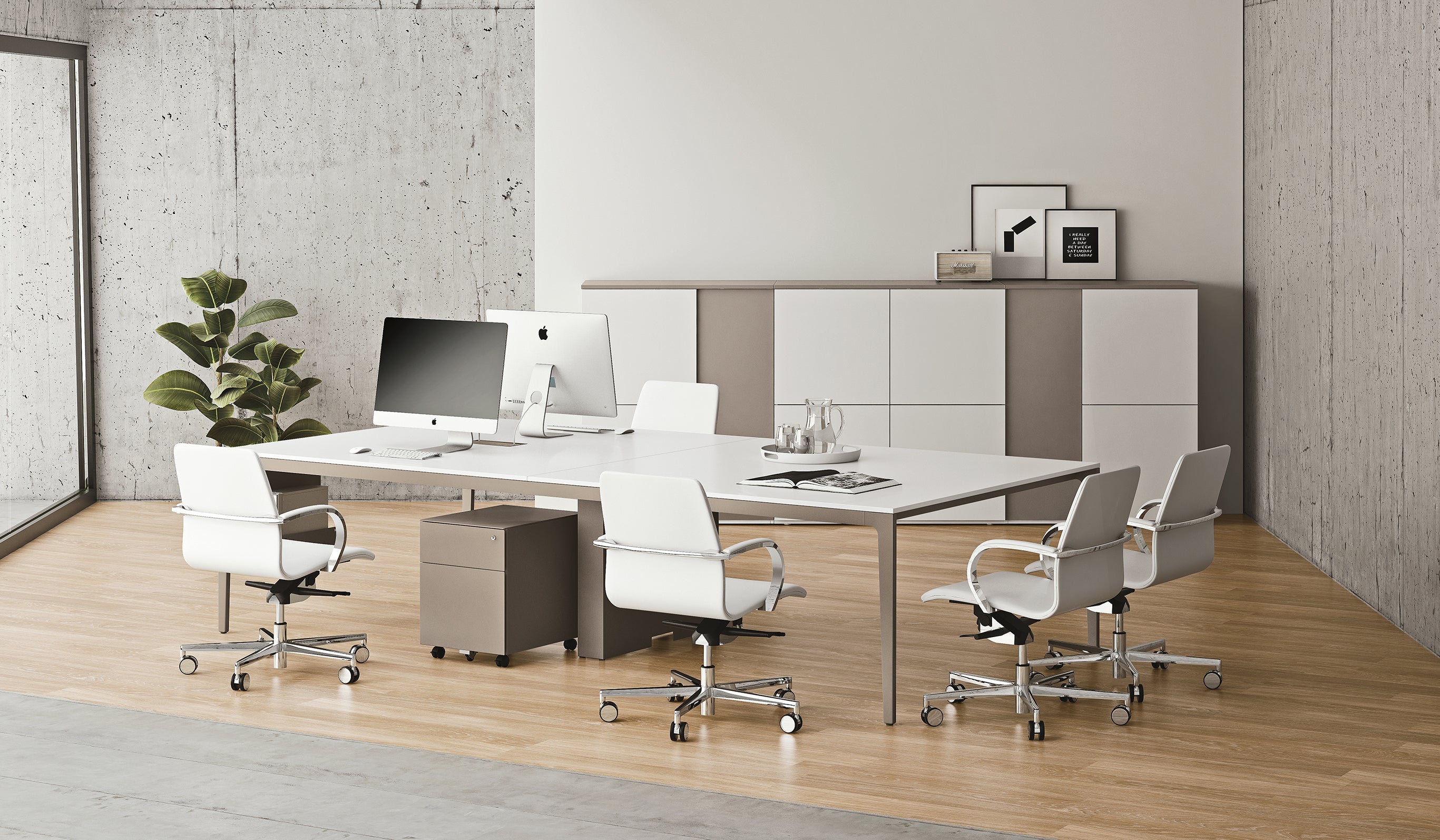 Un bureau moderne avec une grande table de réunion modulables Alplus de Marco Zito, avec gestion intégrée des câbles, six chaises blanches, deux ordinateurs de bureau, une plante en pot et des armoires minimalistes contre un mur en béton avec des œuvres d'art encadrées.