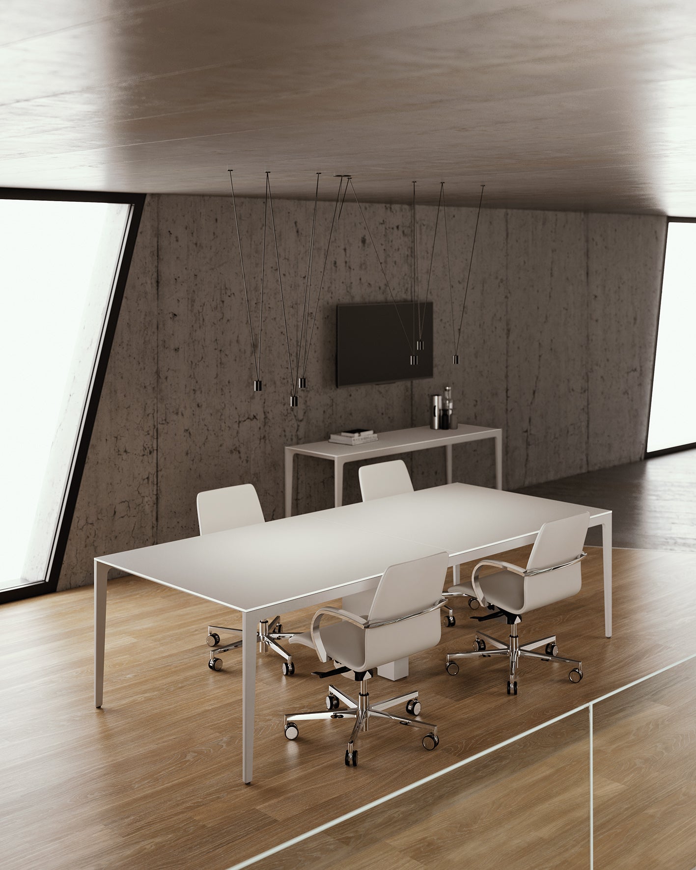 Salle de conférence moderne avec une longue table de réunion modulables Alplus de Marco Zito, avec gestion intégrée des câbles, entourée de quatre chaises de bureau blanches sur roulettes, d'une table d'appoint, d'un téléviseur mural et d'un sol en bois avec de grandes fenêtres en angle.