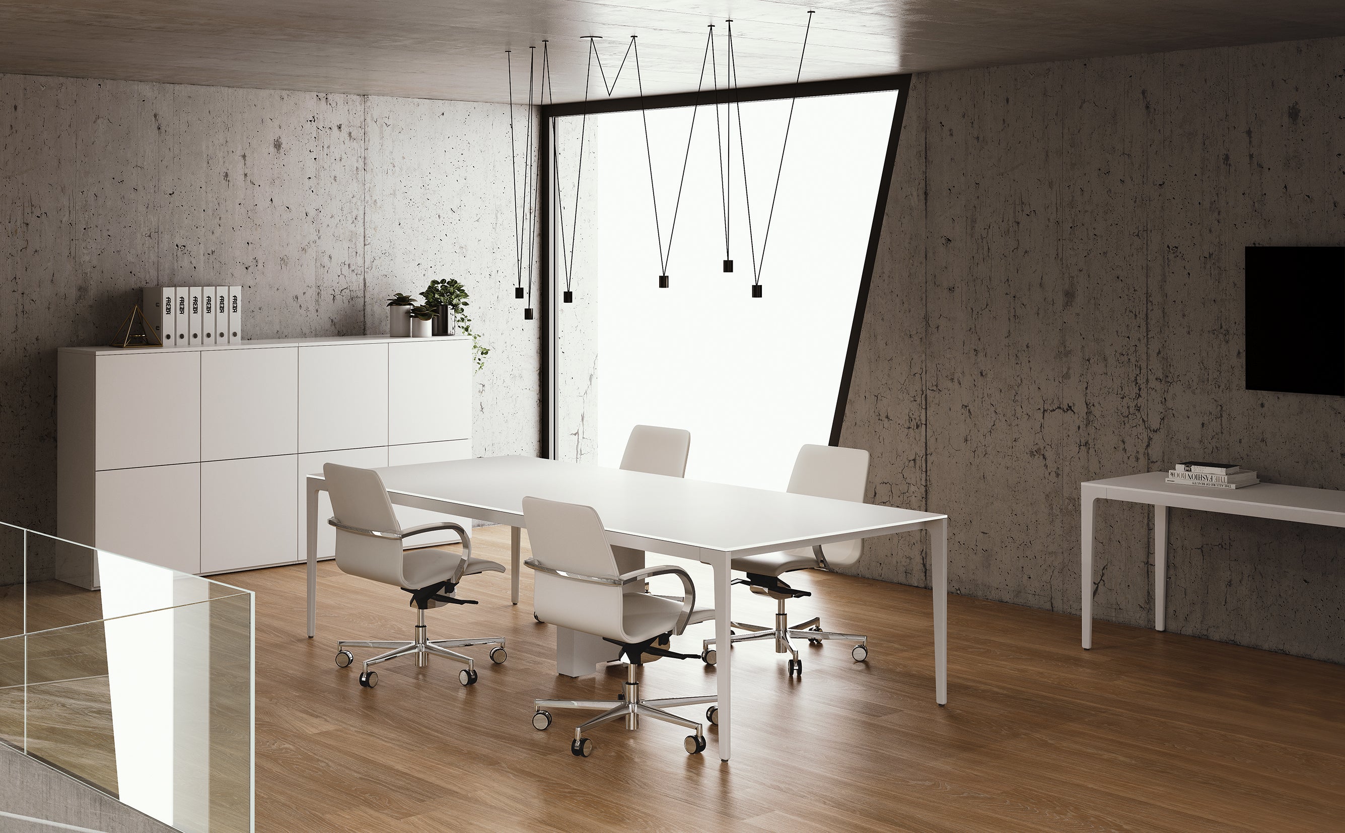 Une salle de conférence moderne avec une Table de réunion modulables Alplus de Marco Zito comprenant une gestion des câbles, quatre chaises de bureau blanches, une table d'appoint, une armoire avec des classeurs et des plantes, une fenêtre géométrique, un sol en bois, des murs en béton gris et des lampes suspendues.