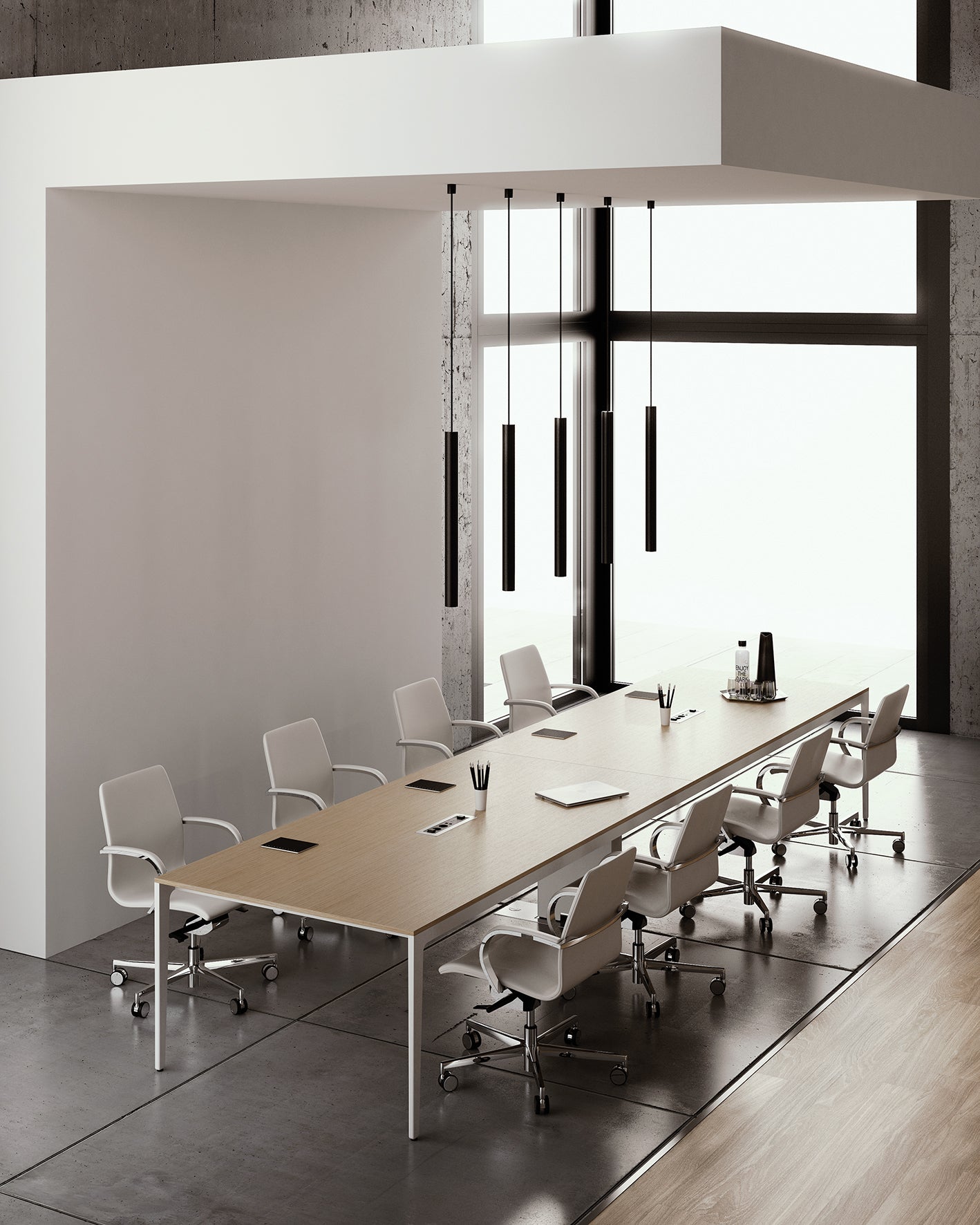 Une salle de conférence moderne équipée d'une Table de réunion modulables Alplus de Marco Zito, avec gestion intégrée des câbles, chaises de bureau blanches, lampes suspendues minimalistes, grandes fenêtres, sols en béton, et un plateau avec de l'eau et des verres sur la table.