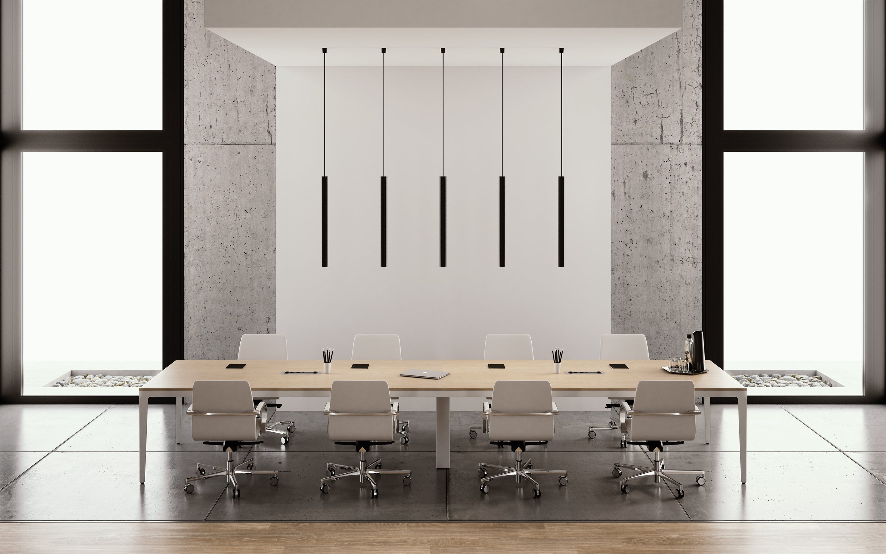 Une salle de conférence élégante avec une Table de réunion modulables Alplus de Marco Zito, avec gestion intégrée des câbles, huit chaises blanches, des lampes suspendues noires et de grandes fenêtres allant du sol au plafond et offrant une lumière naturelle abondante.