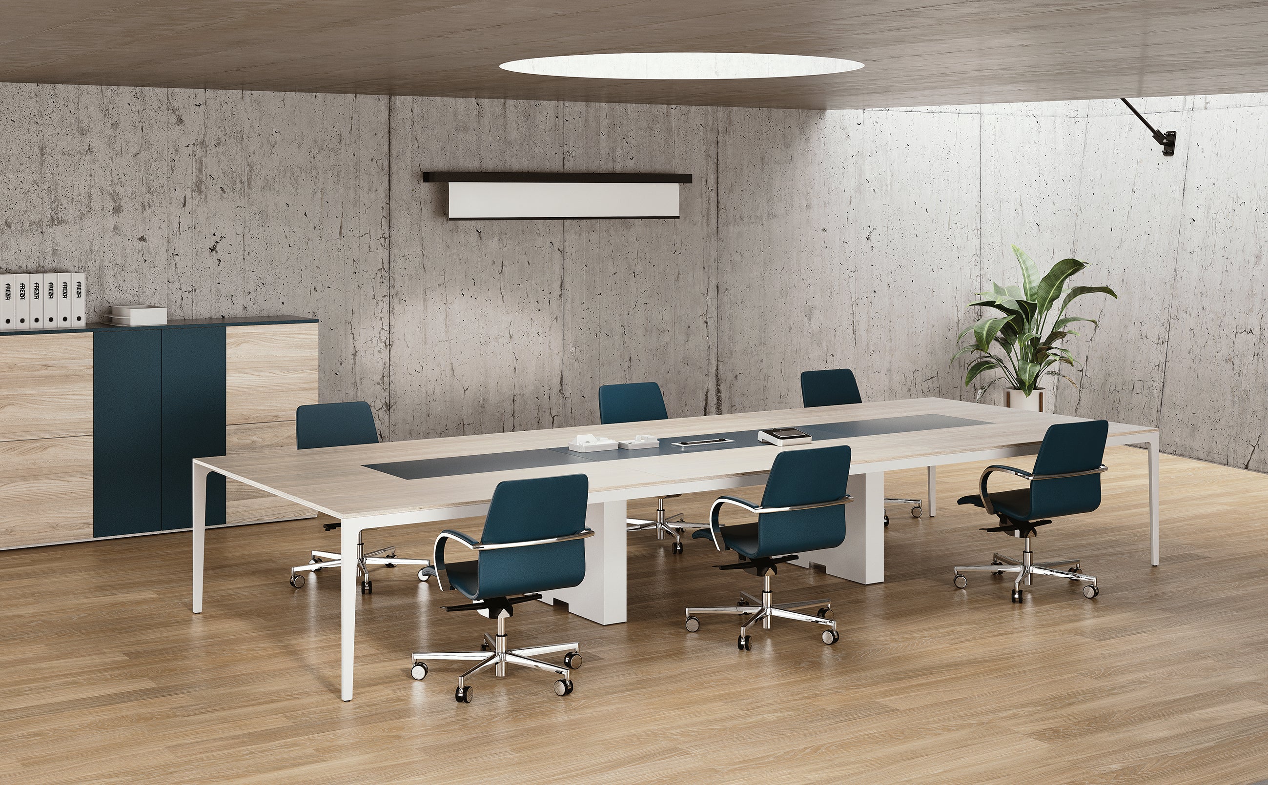 Une salle de conférence moderne avec une table de réunion modulaire Alplus de Marco Zito avec gestion intégrée des câbles, six chaises bleues à roulettes, une armoire avec des dossiers, une plante en pot, un mur en béton, un sol en bois et un décor minimaliste.