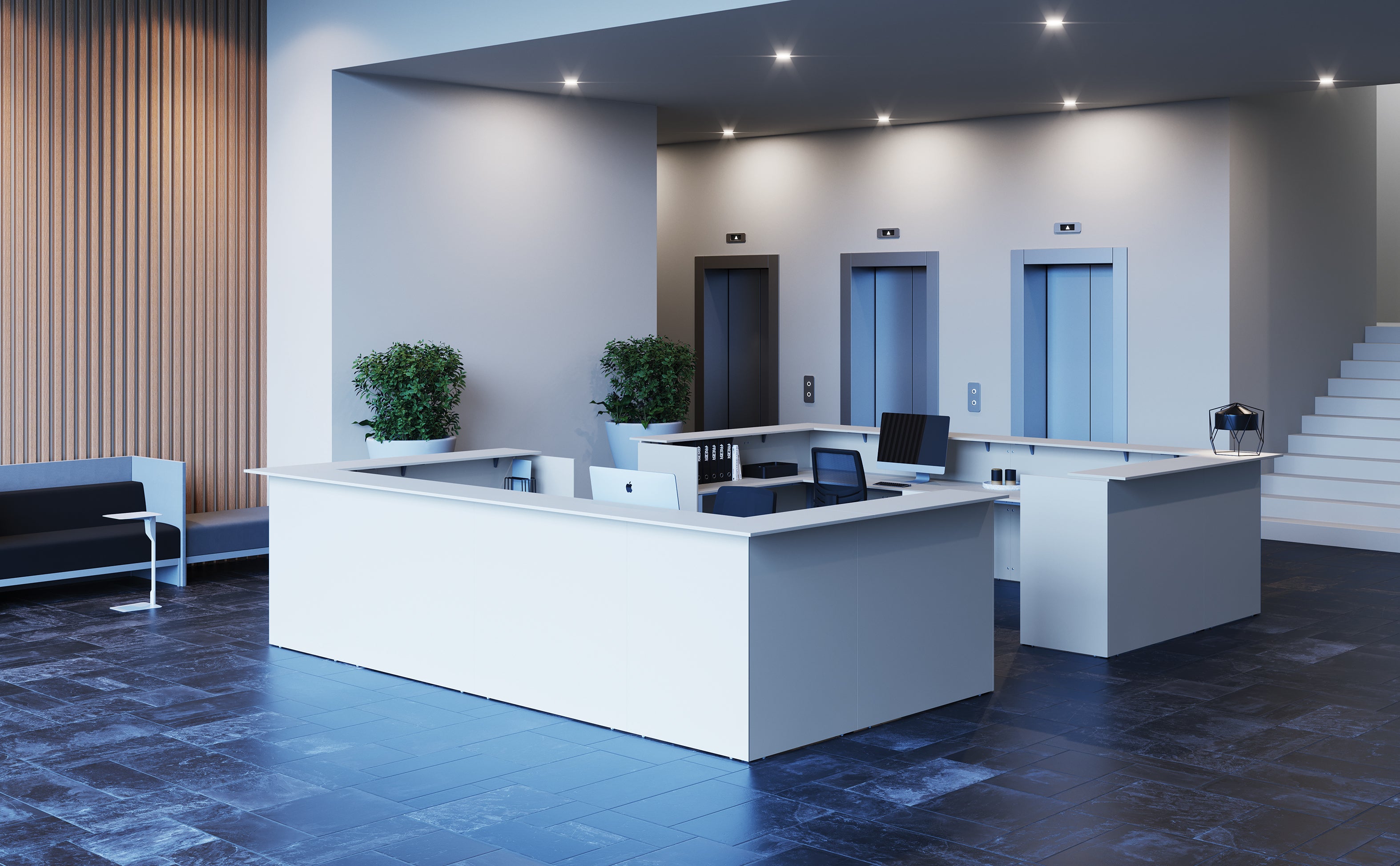 Hall d'entrée de bureau moderne avec une Banque d'accueil moderne et modulable - Baguette par Attitudes Bureaux, deux ordinateurs, des fournitures de bureau, des plantes en pot, trois ascenseurs en arrière-plan, un banc noir à gauche et un escalier à droite dans cet espace de travail moderne et lumineux.