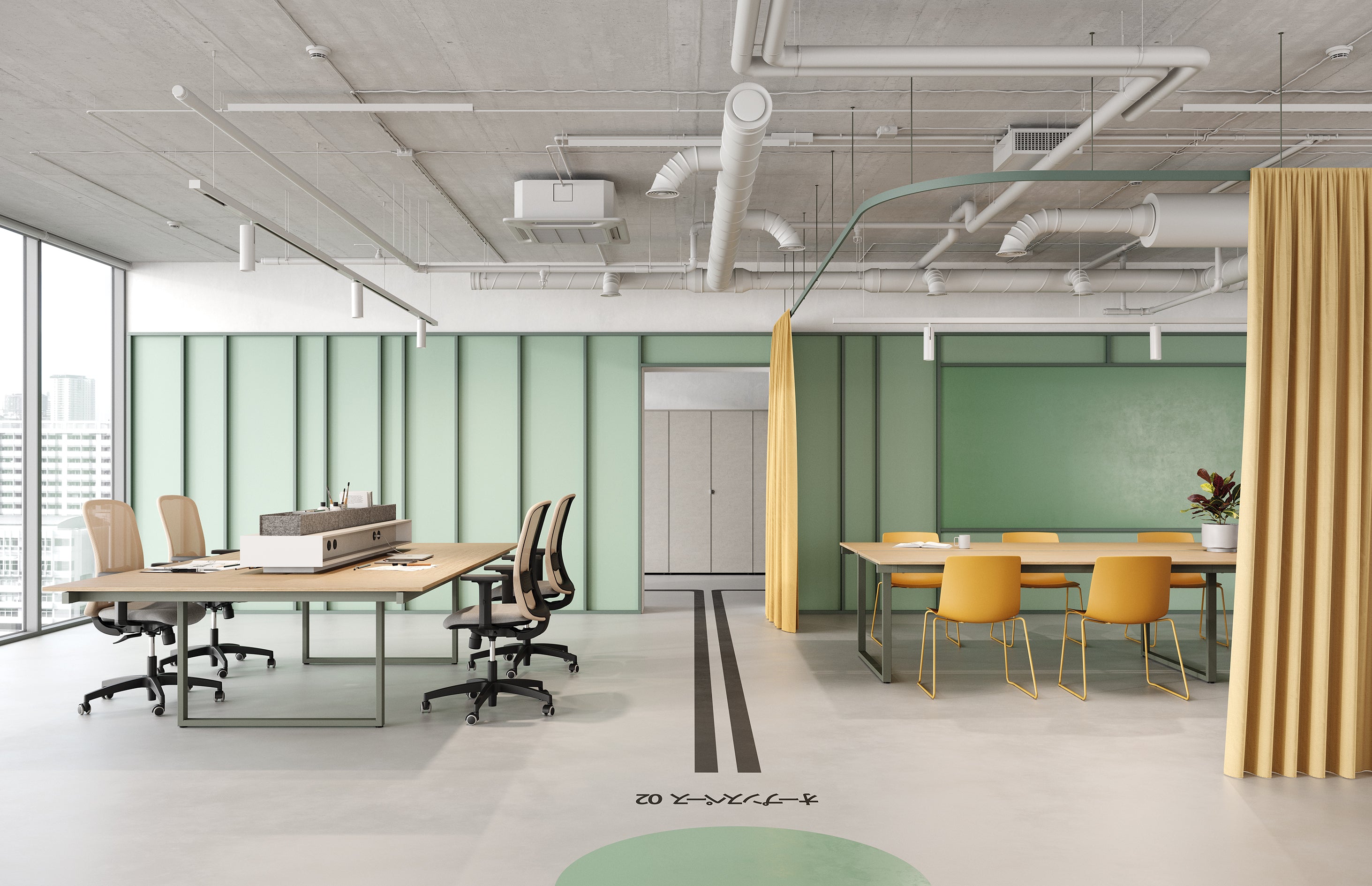 Le Bureau BE.1 de Progetto CMR présente des murs verts, de grandes fenêtres, deux postes de travail informatiques, une table de réunion avec des chaises jaunes, une plante, des rideaux jaunes pour les espaces flexibles et des tuyaux apparents au plafond pour un look moderne.