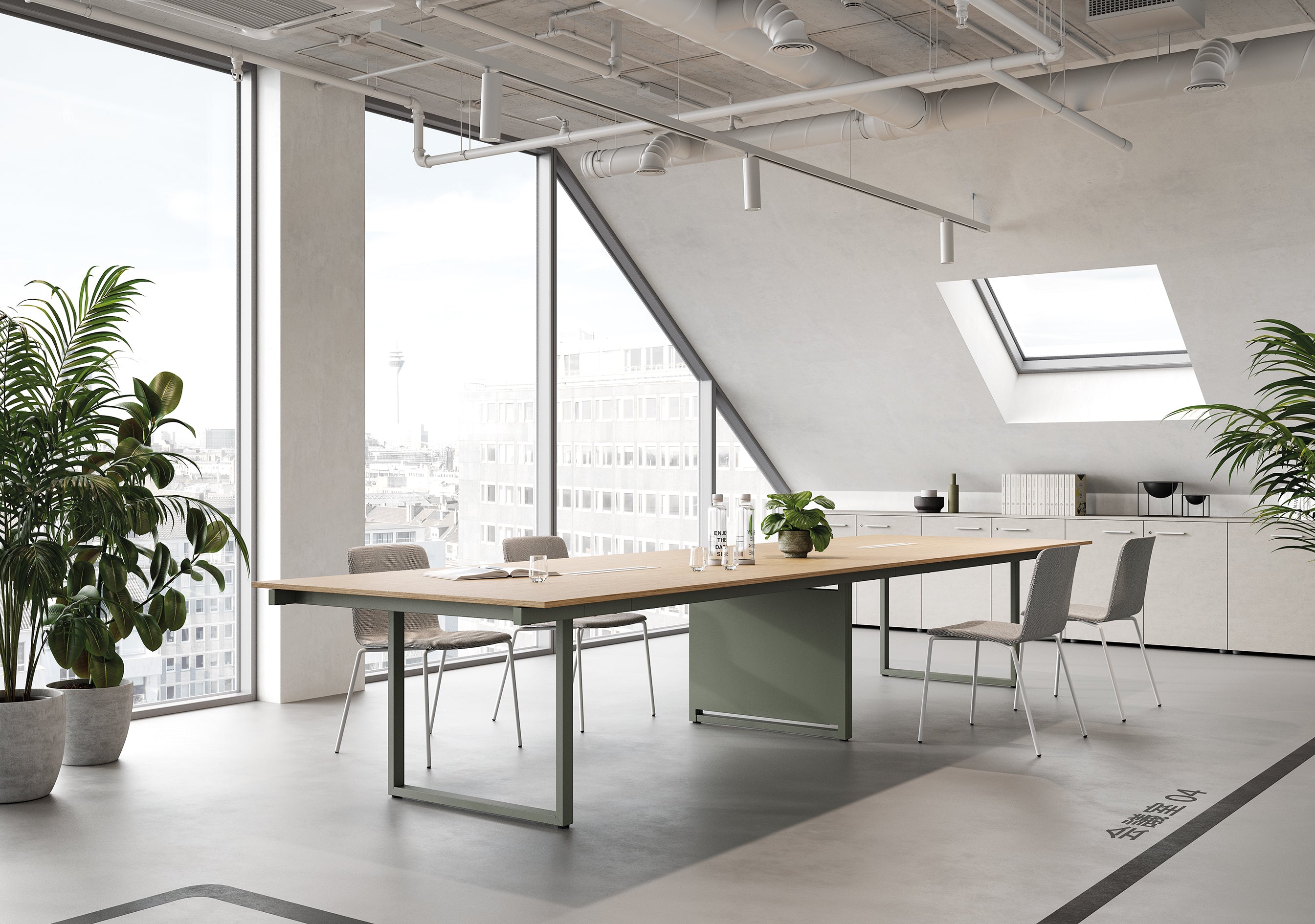 Une salle de réunion moderne et lumineuse conçue par Progetto CMR est dotée de grandes fenêtres, d'un décor minimaliste, de chaises grises, de plantes d'intérieur et d'une longue table en bois Tables de réunion modulaires Be.1 qui surplombe les bâtiments de la ville.