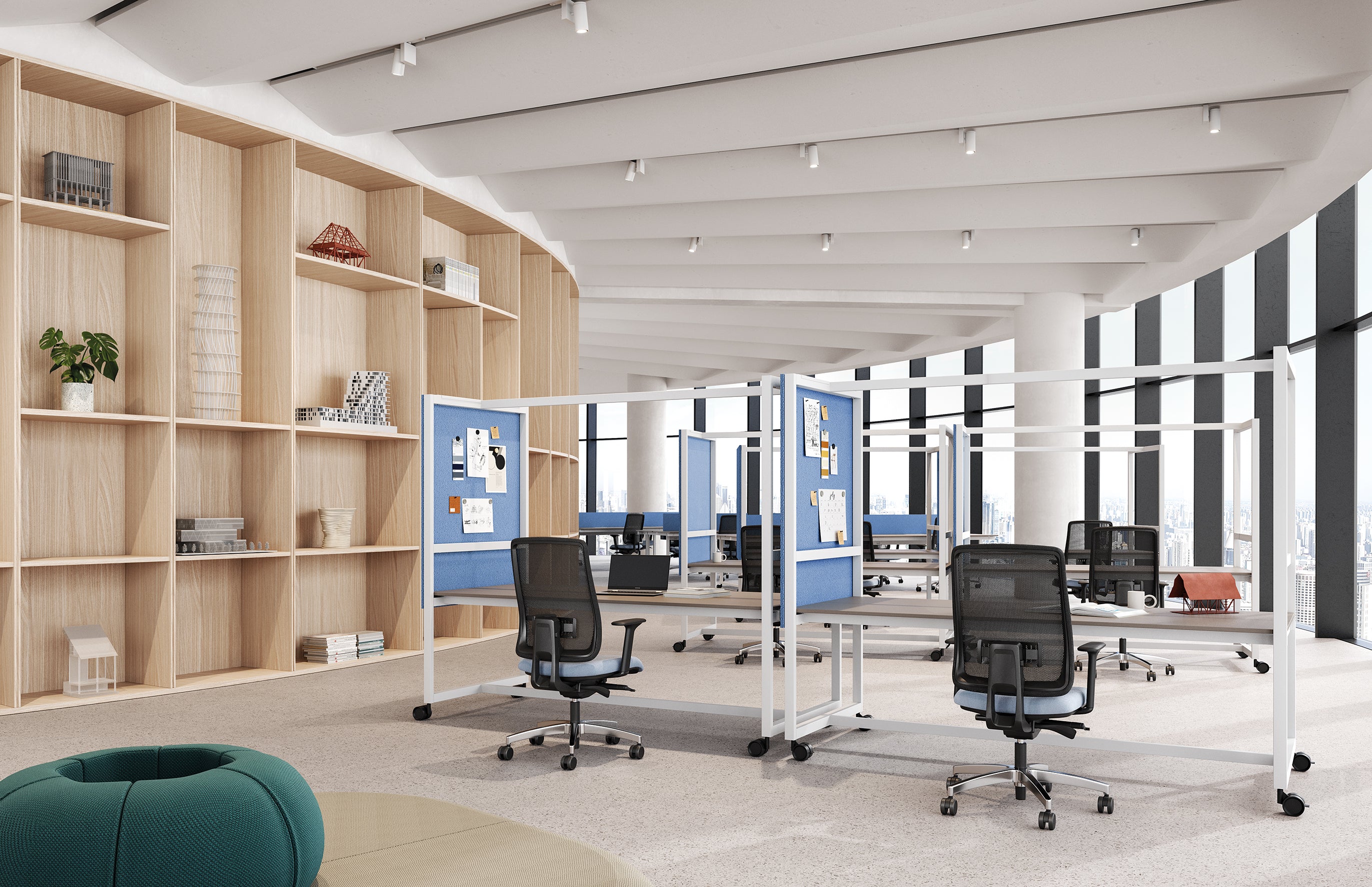 Un bureau ouvert moderne avec la Table haute Nomad de Progetto CMR, des bureaux cloisonnés bleus sur roulettes, des chaises de bureau noires, des étagères décoratives en bois clair, de grandes fenêtres et une lumière naturelle abondante.