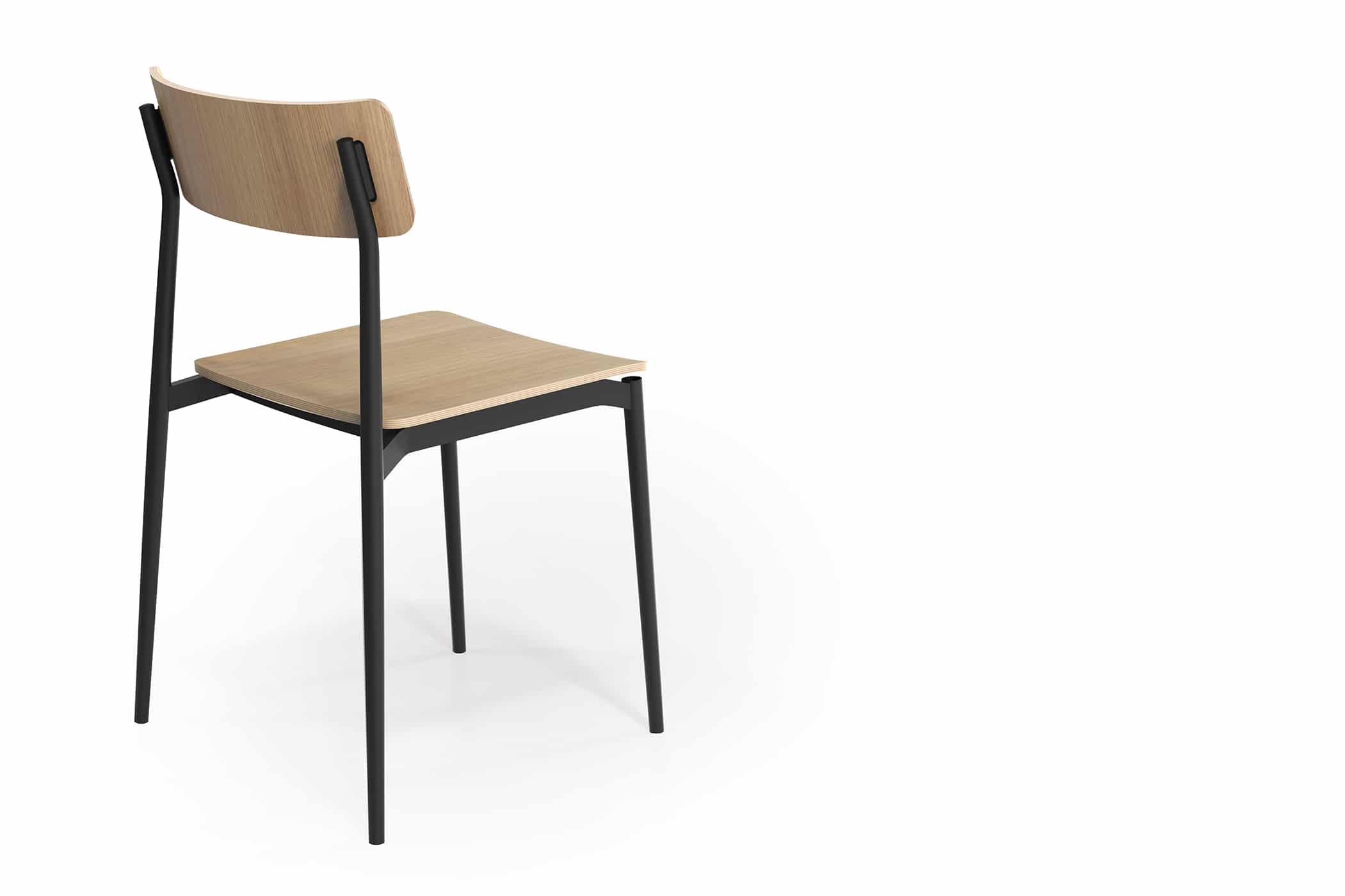 La Chaise empilable Bois Cult d'Attitudes Bureaux présente une assise et un dossier en chêne courbé, des pieds fins en métal noir, et est présentée sur un fond blanc, face à un angle, idéale pour les environnements professionnels.