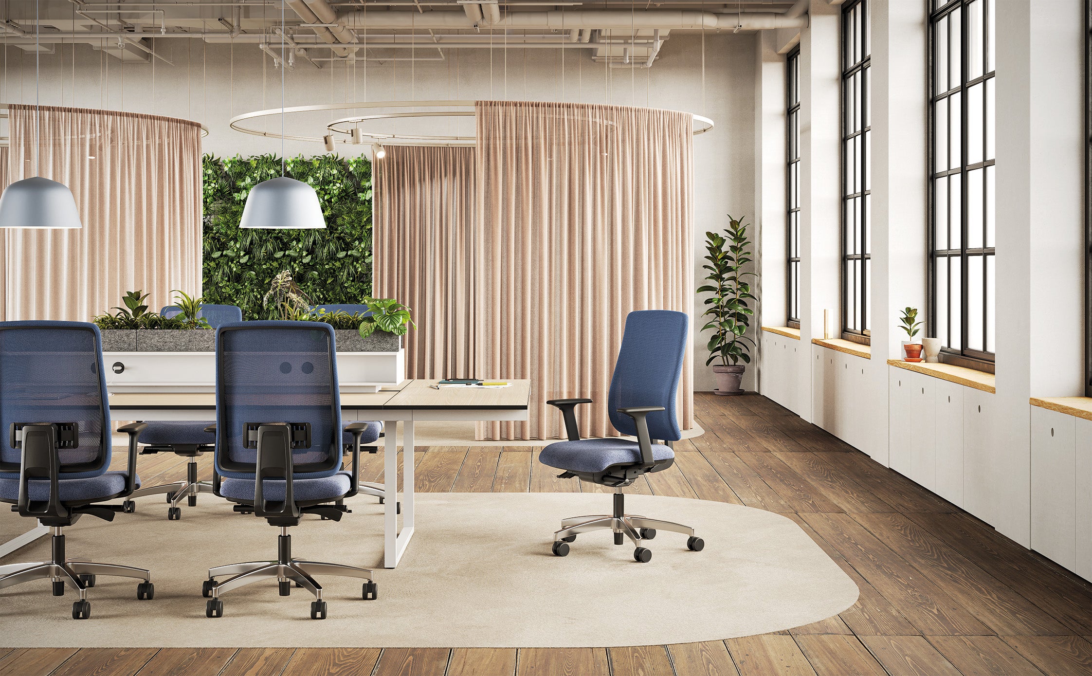 Espace de bureau moderne avec Chaise de bureau Denzel d'Attitudes Bureaux en bleu autour de bureaux blancs, sol en bois, grandes fenêtres à droite, plantes vertes et rideaux beiges pour les zones semi-privées. Le design clair et minimal favorise le mouvement actif.