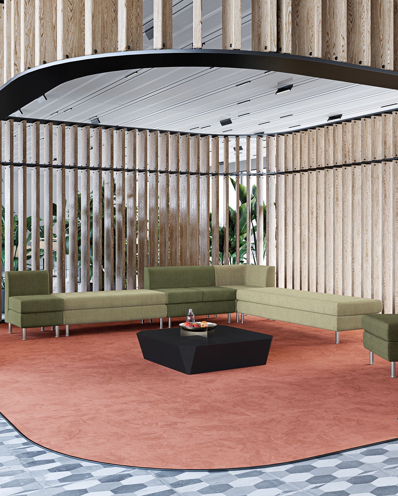 Un salon moderne avec un Canapés Domino vert olive d'Attitudes Bureaux, une table basse hexagonale noire avec décor, et des lattes verticales en bois. Le sol est recouvert d'un tapis corail et de carreaux à motifs géométriques pour des espaces de détente polyvalents.