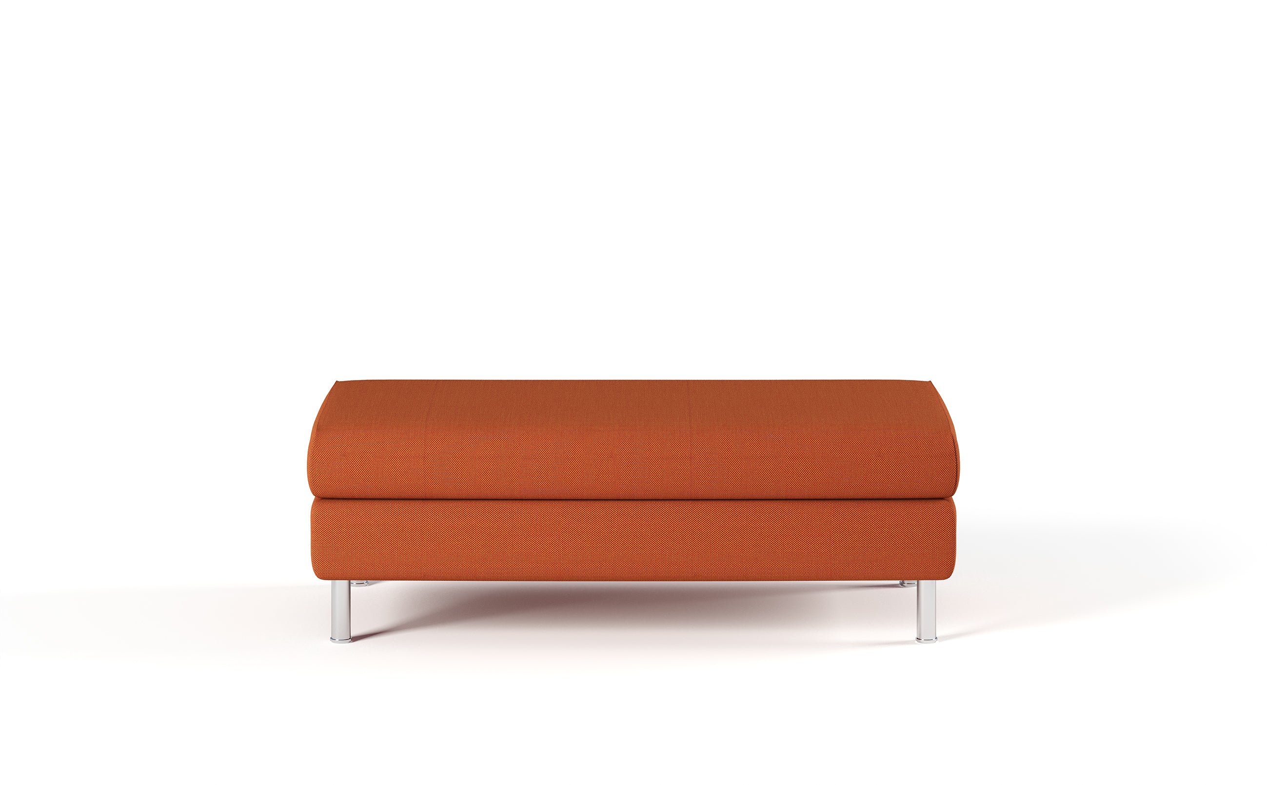 Un ottoman rembourré orange de forme rectangulaire avec des pieds en métal, idéal pour les espaces de bureau modernes ou pour être associé à Canapés Domino d'Attitudes Bureaux, présenté sur un fond blanc uni.