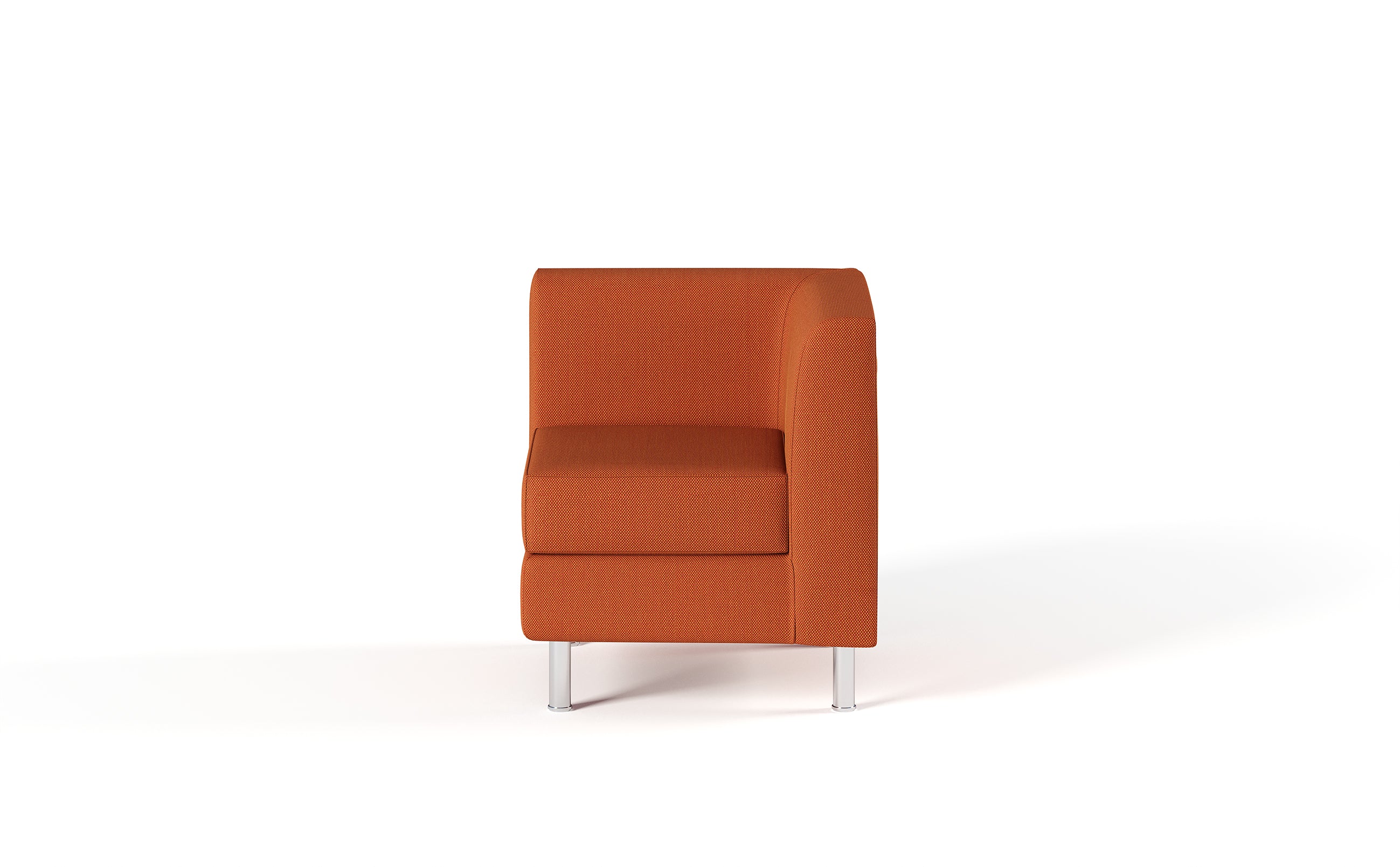 Le Canapés Domino d'Attitudes Bureaux est un fauteuil moderne de couleur orange avec des pieds courts en métal, une forme carrée et des lignes épurées, idéal pour les espaces lounge ou les bureaux contemporains.