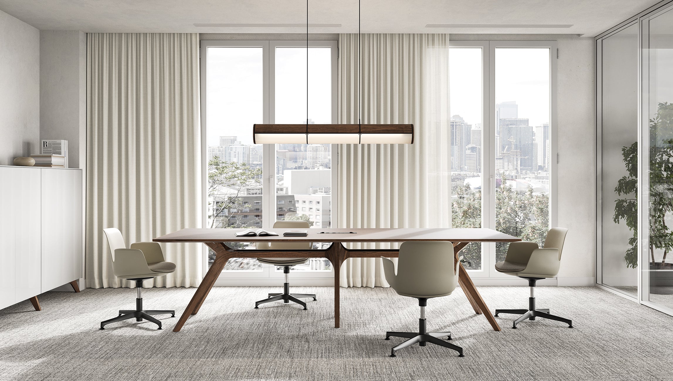 Une salle de conférence moderne est équipée d'un Claudio Bellini Tables de réunion Dr, de quatre chaises pivotantes beiges, de grandes fenêtres avec vue sur la ville, de rideaux blancs et d'un plafonnier minimaliste. L'espace est rempli de lumière naturelle.