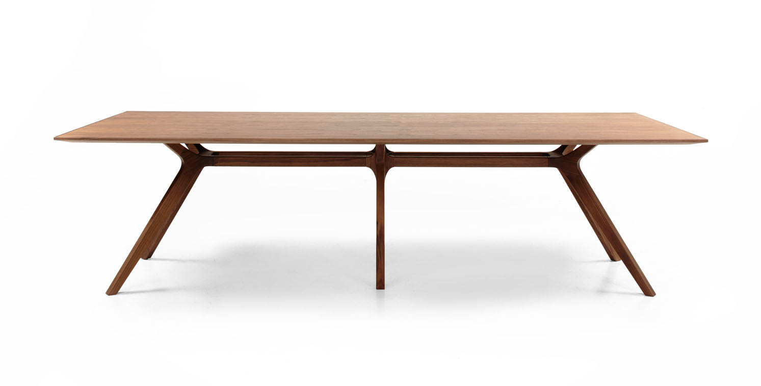 Les Tables de réunion Dr de Claudio Bellini présentent un design rectangulaire moderne avec des pieds angulaires et un style minimaliste, mis en valeur sur un fond blanc uni.