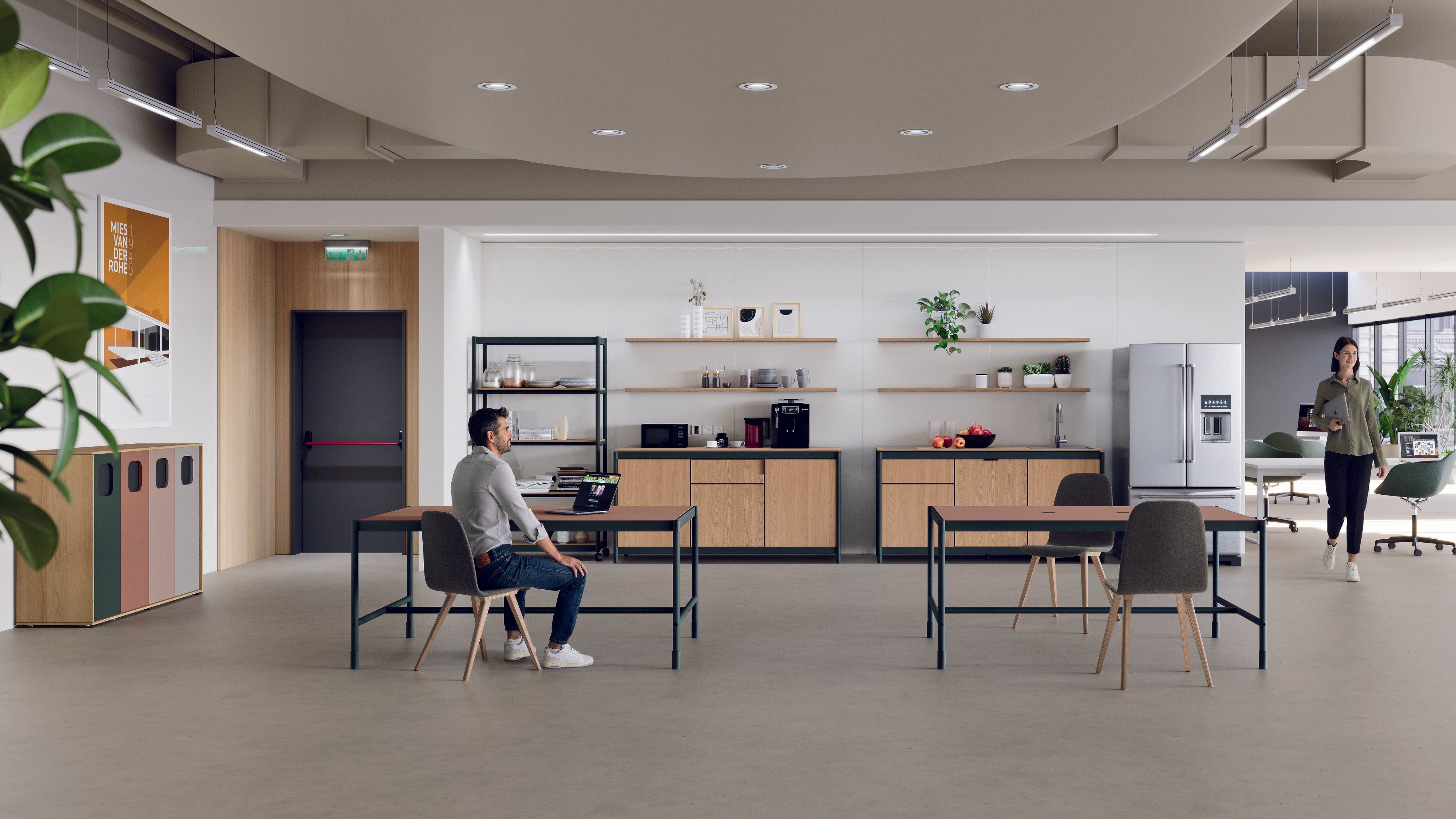 La kitchenette Fluido® d'Attitudes Bureaux est composée d'armoires en bois, d'étagères ouvertes et d'appareils électroménagers élégants. Une personne travaille sur son ordinateur portable à la table tandis qu'une autre entre avec une boisson. Des plantes et un décor minimaliste créent un espace pause accueillant.