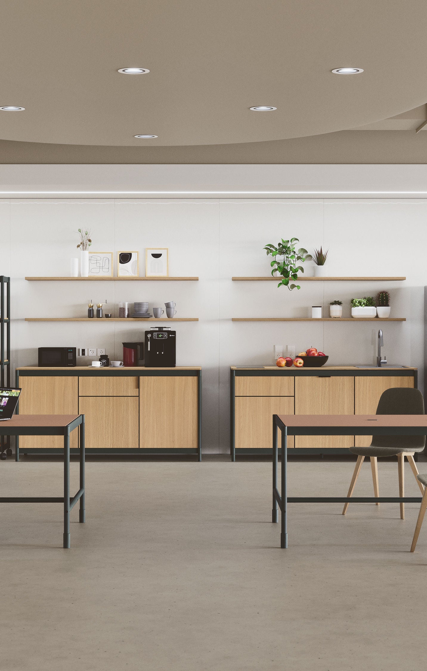 La kitchenette Fluido® d'Attitudes Bureaux se compose d'armoires en bois, d'appareils électroménagers noirs, d'étagères ouvertes, d'un évier, d'un comptoir avec des fruits et de deux tables avec des chaises noires, créant ainsi un espace de pause accueillant sur un sol gris clair.