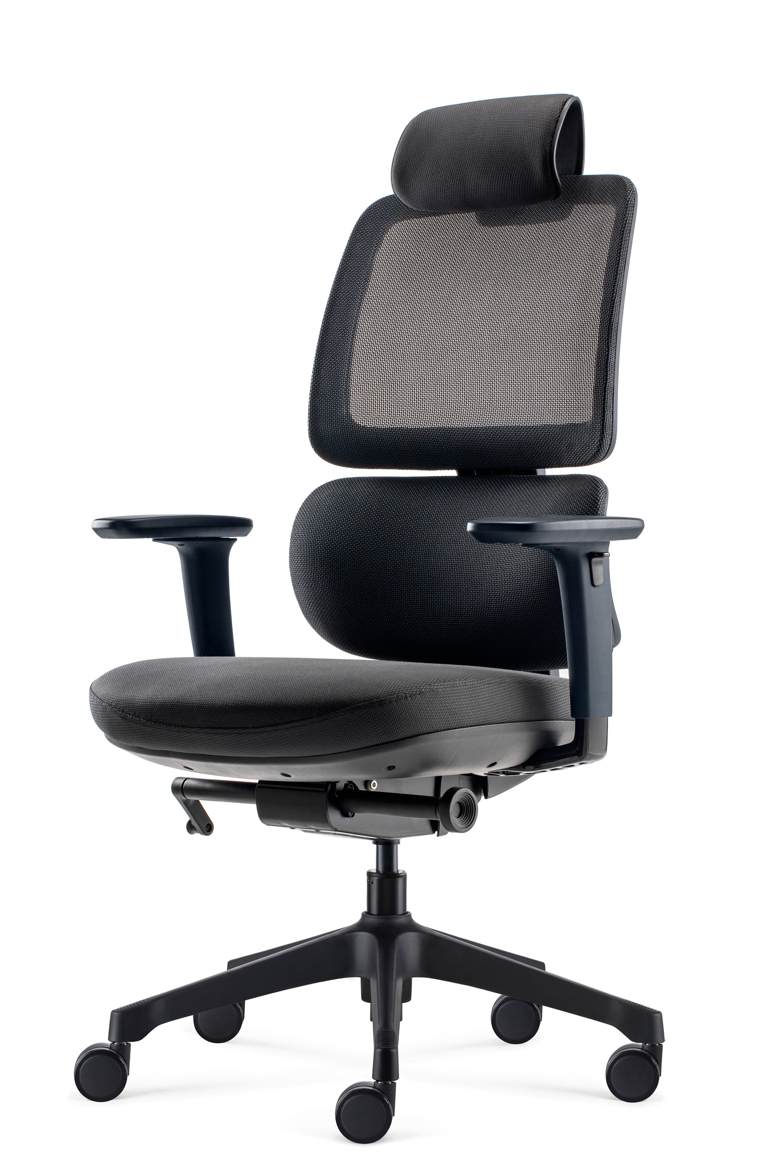 Le Fauteuil Attitudes Bureaux URSA 24H/24 est un siège de travail ergonomique moderne de couleur noire avec accoudoirs réglables, dossier en maille, assise rembourrée, appui-tête et piétement à cinq roues, présenté sur fond blanc.