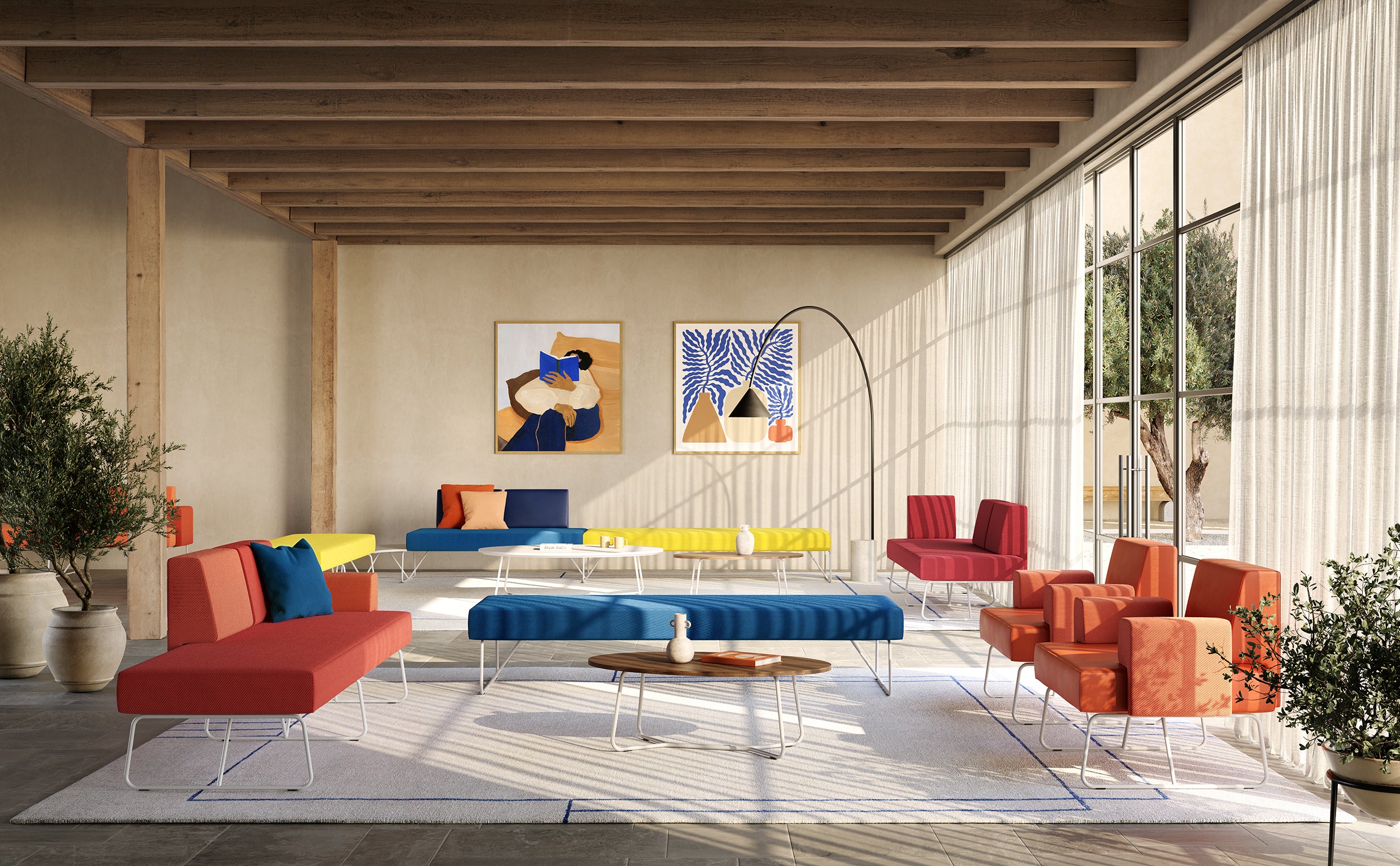 Un salon moderne avec d.FLUX Canapés d'accueil Fedra, des fauteuils colorés, une table basse en bois, de grandes fenêtres avec des rideaux transparents, des plantes en pot et des œuvres d'art abstraites sur des murs beiges sous des poutres en bois apparentes.