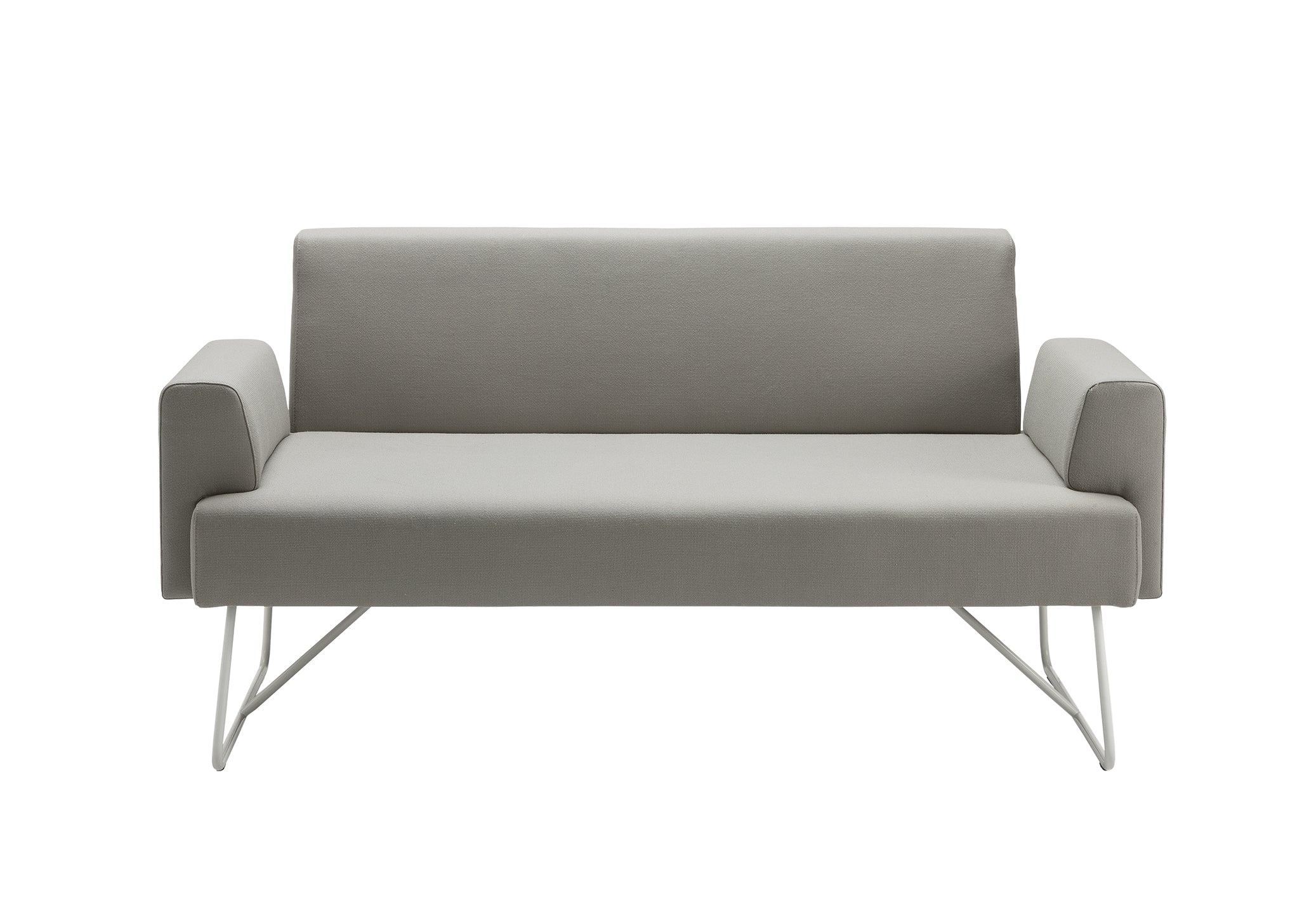 Le Canapés d'accueil Fedra de d.FLUX est un canapé moderne rembourré de couleur grise avec des lignes droites, des accoudoirs carrés et de fins pieds en métal blanc, présentés sur un fond blanc uni.