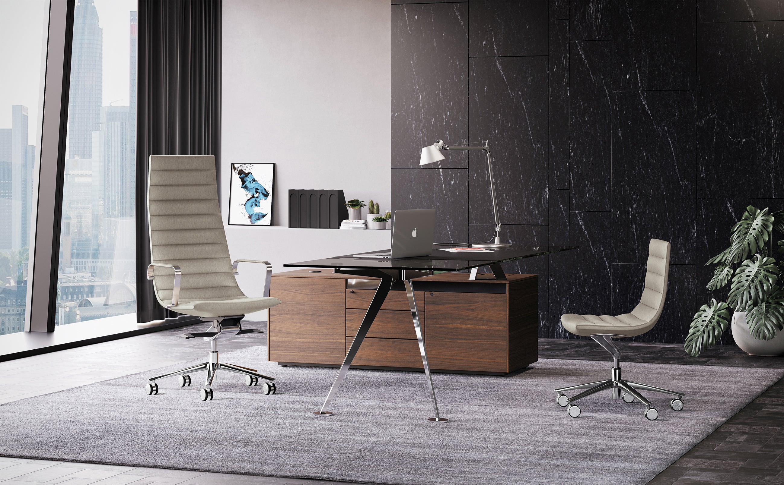 Bureau moderne avec un grand bureau en bois, le Fauteuil de direction Key d'Attitudes Bureaux, deux chaises beiges, une lampe de bureau argentée, un ordinateur portable et une décoration minimaliste. La pièce est dotée de grandes fenêtres, de murs en marbre noir et d'un tapis gris.