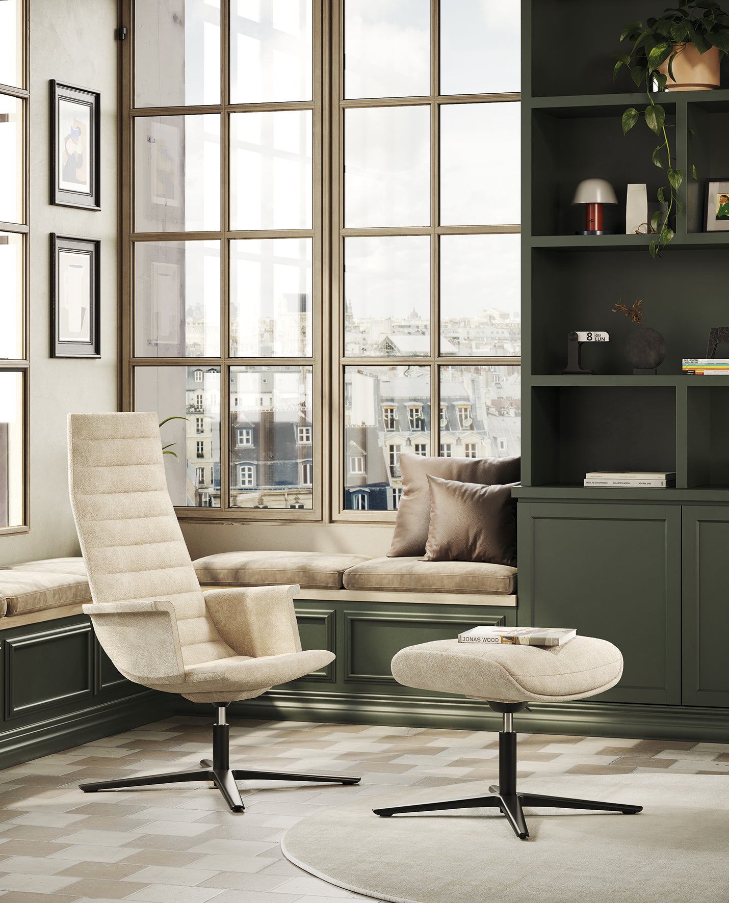 Un coin lecture moderne avec un fauteuil Fauteuil de direction Key beige à haut dossier d'Attitudes Bureaux, un ottoman assorti, des étagères vertes encastrées, un banc de fenêtre avec des coussins et de grandes fenêtres donnant sur les toits de la ville.