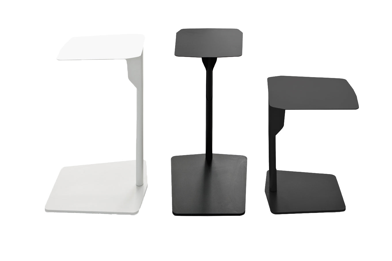 Trois tables en métal de Luca Nichetto - des tables d'appoint modernes et minimalistes avec des plateaux rectangulaires plats et des bases asymétriques - sont disposées en rangée sur un fond blanc uni.
