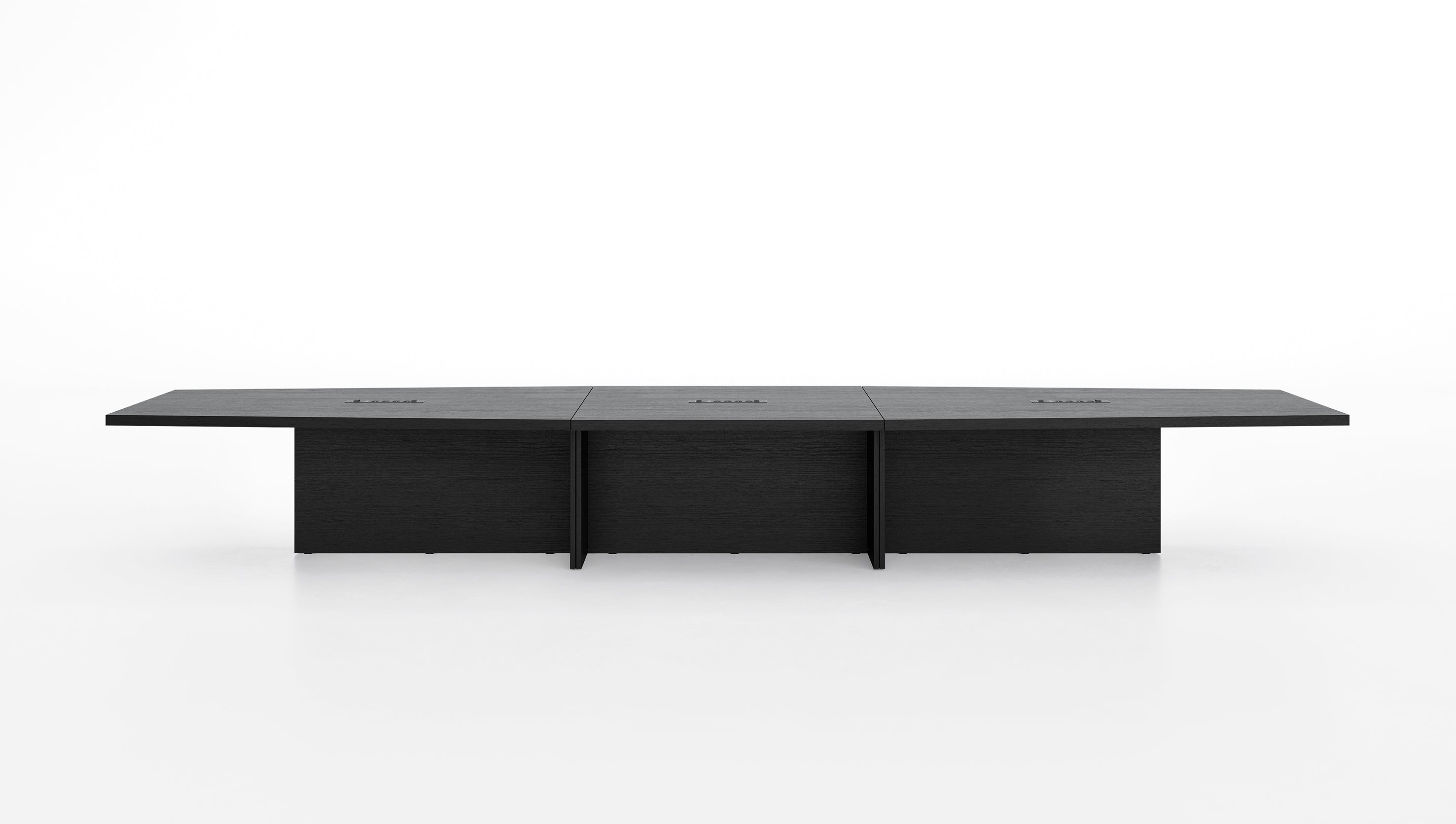 Une grande table de réunion moderne Mux70 de Stefano Boeri Interiors, rectangulaire et noire avec trois larges supports, se dresse sur un fond blanc uni. La table présente des lignes épurées et un design minimaliste.