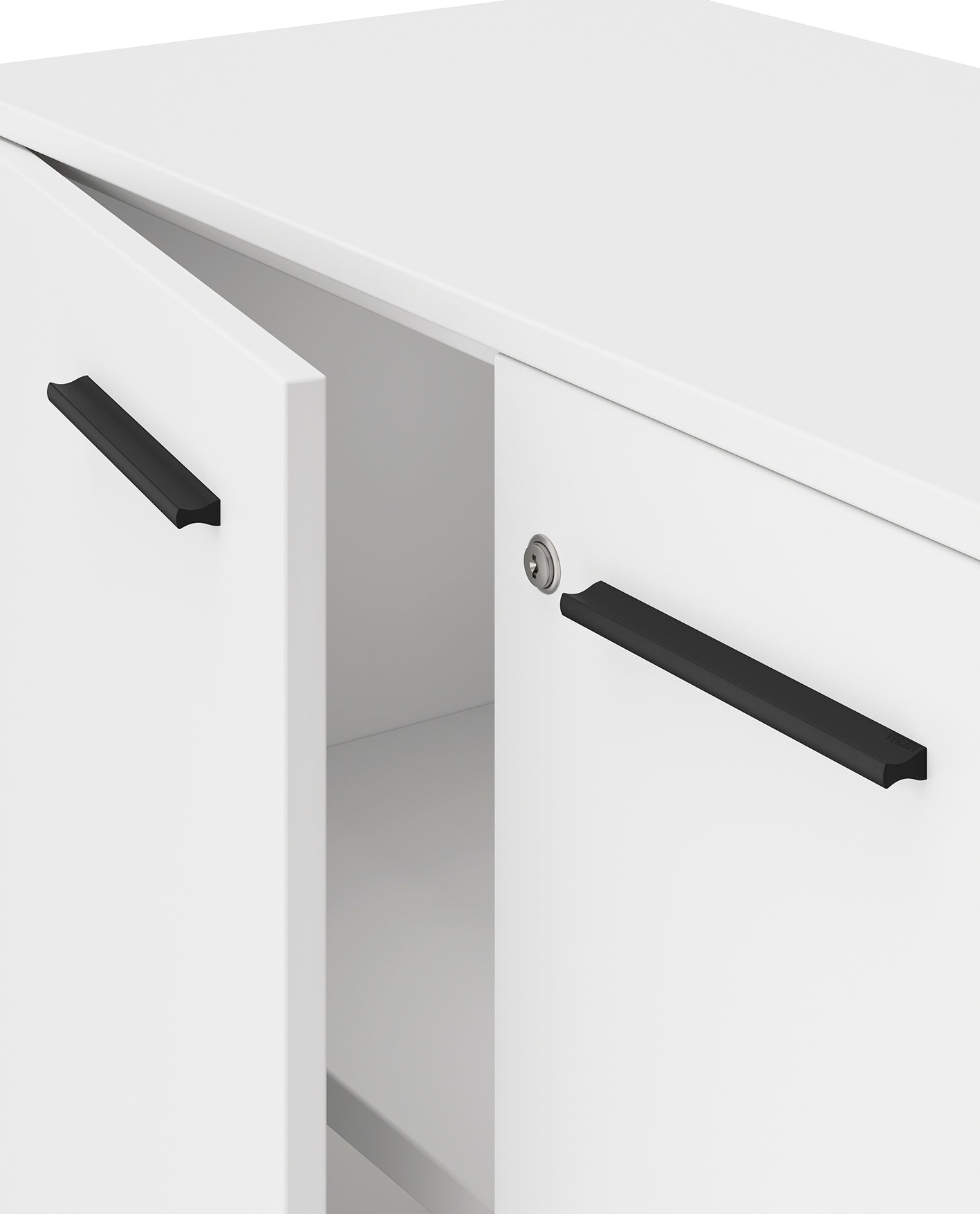 Un gros plan de l'Armoire de bureau Passepartout d'Attitudes Bureaux montre une armoire blanche avec deux poignées noires, une porte légèrement ouverte pour révéler une étagère vide et une serrure au-dessus de la poignée droite, soulignant son style de bureau moderne.