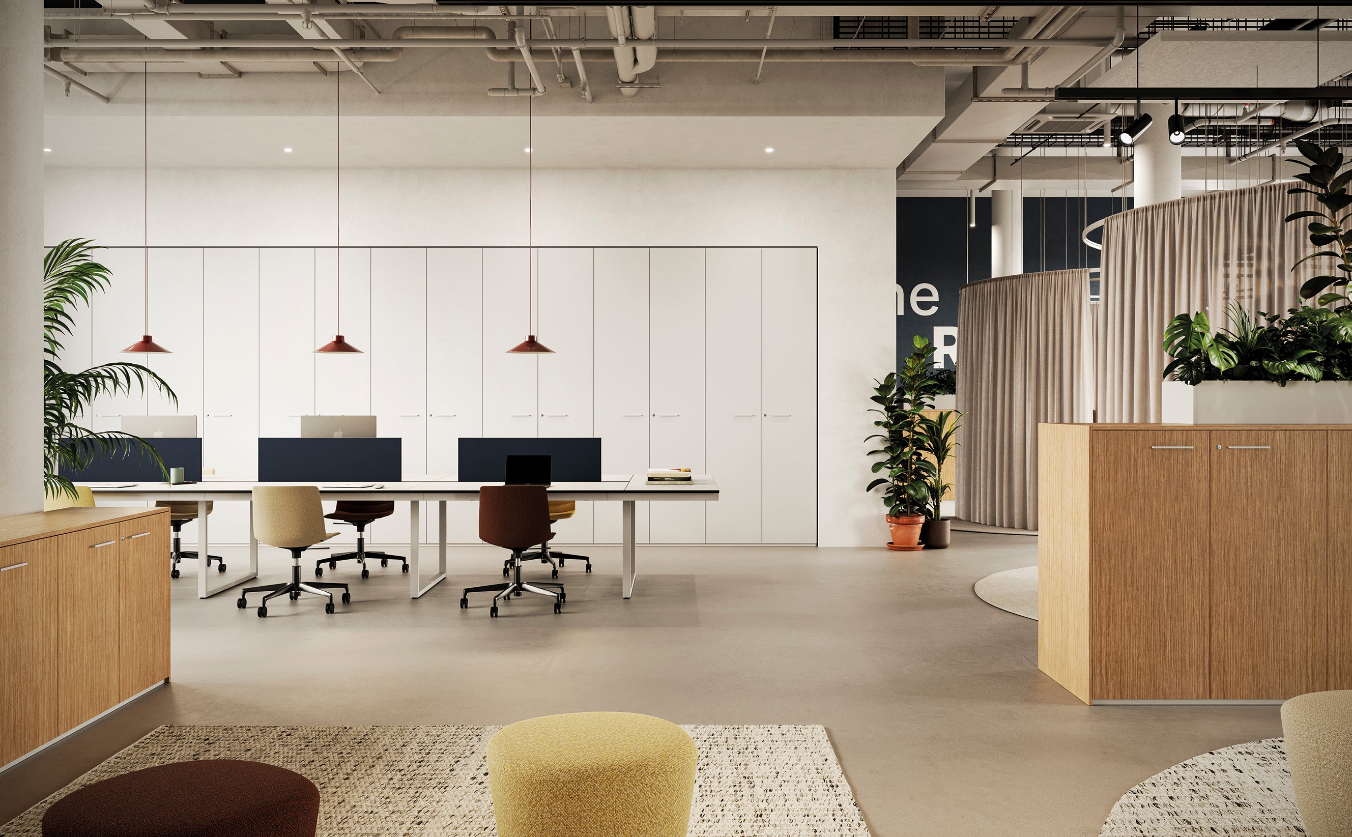 Un bureau moderne et ouvert avec des bureaux, des chaises, des ordinateurs, des lampes suspendues, des plantes et des armoires de bureau Attitudes Bureaux Armoires de bureau Passepartout. L'espace se caractérise par des tons neutres, des armoires de rangement en bois et un design minimaliste.