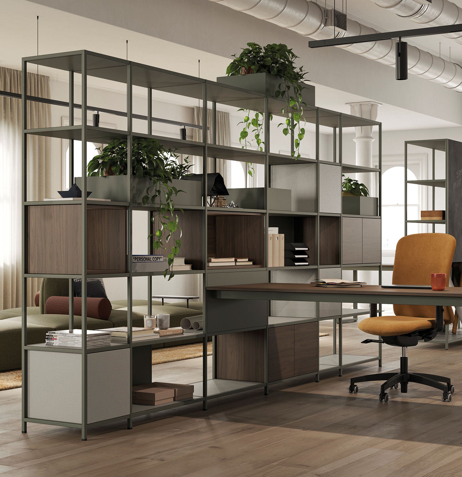 Un bureau moderne présente le Attitudes Bureaux Bibliothèque de bureau modulaire Phylo comme un séparateur d'étagères ouvert pour les plantes, les livres et la décoration, avec un bureau élégant et une chaise jaune moutarde près de grandes fenêtres qui diffusent la lumière naturelle.