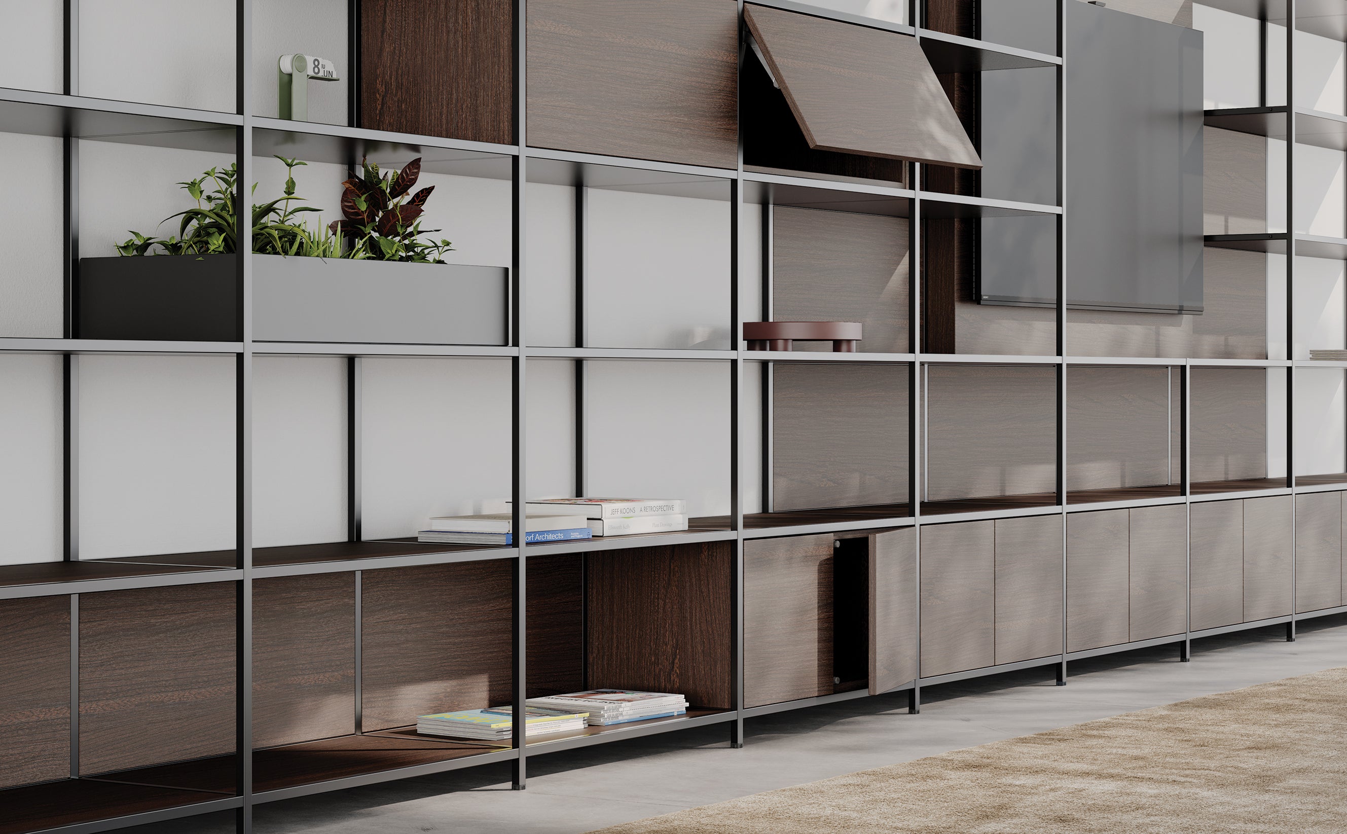 La Bibliothèque de bureau modulaire Phylo d'Attitudes Bureaux se compose d'un cadre en bois foncé et en métal noir, avec des sections ouvertes et fermées pour les plantes, les livres ou la décoration. Elle est parfaite contre un mur clair au-dessus d'un tapis beige.