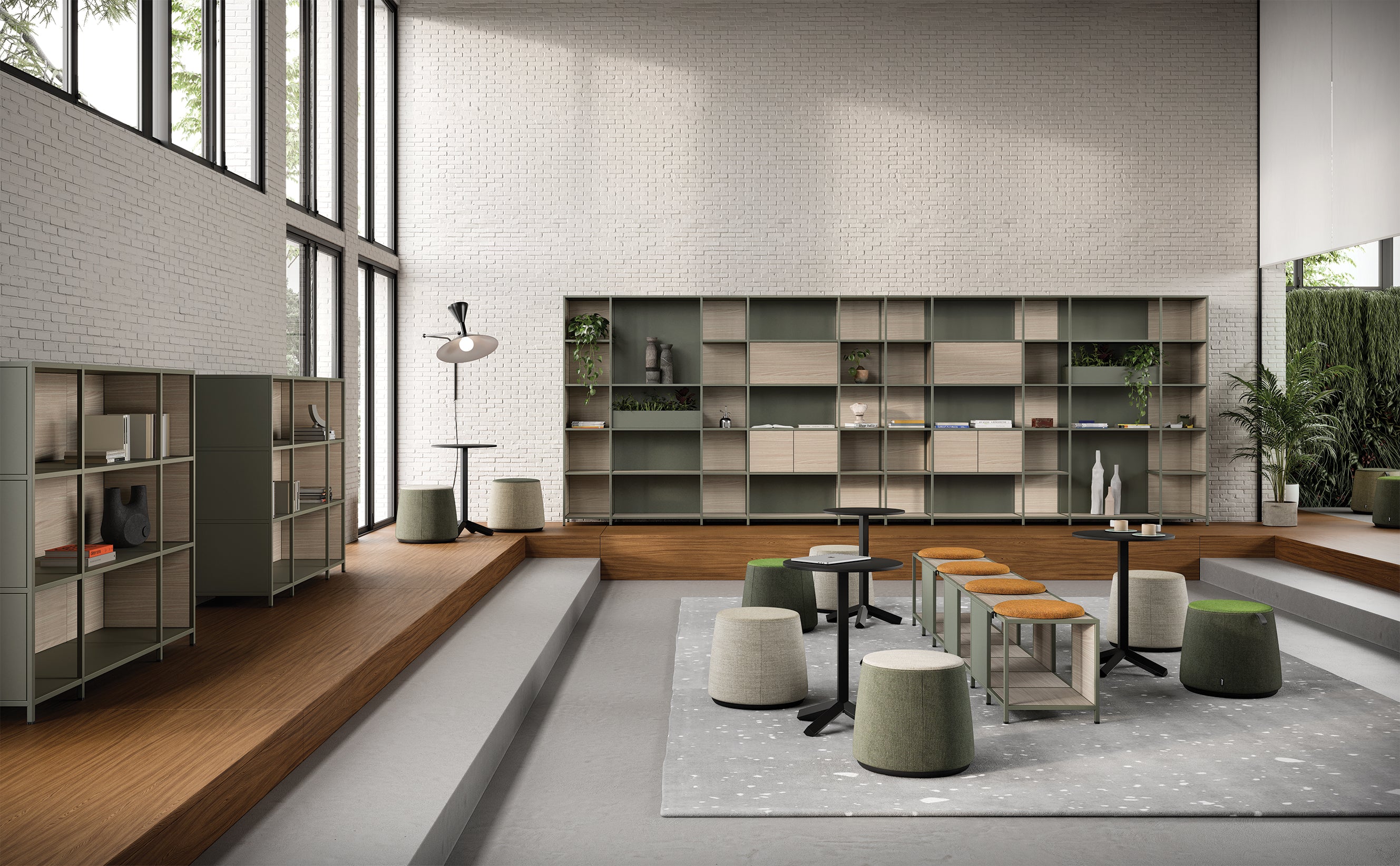 Salon de bureau moderne avec étagères ouvertes, tables, tabourets et bancs. De grandes fenêtres laissent entrer la lumière naturelle. La Bibliothèque de bureau modulaire Phylo d'Attitudes Bureaux offre un espace de rangement flexible. Le décor minimaliste et la verdure créent un espace accueillant.