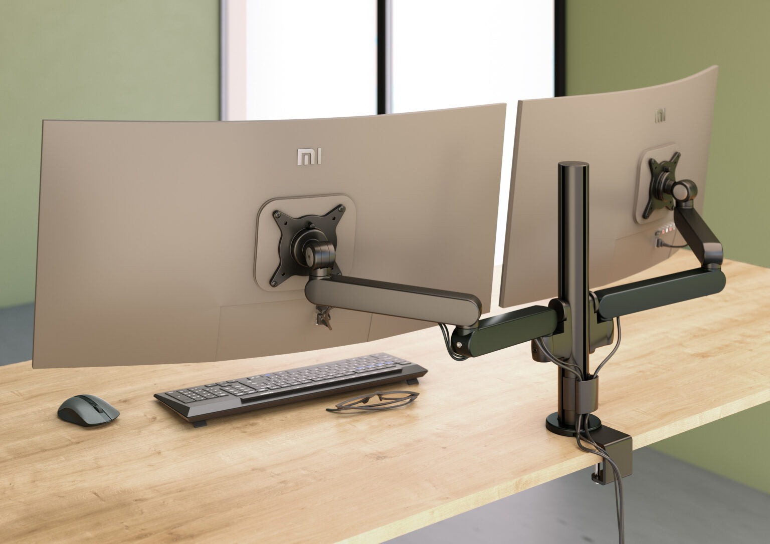 Deux moniteurs incurvés sont montés sur des Attitudes Bureaux Supports écrans Plug et Play Duo fixés à un bureau en bois, avec un clavier et une souris placés pour un poste de travail ergonomique. La lumière du soleil traverse de grandes fenêtres à l'arrière-plan.