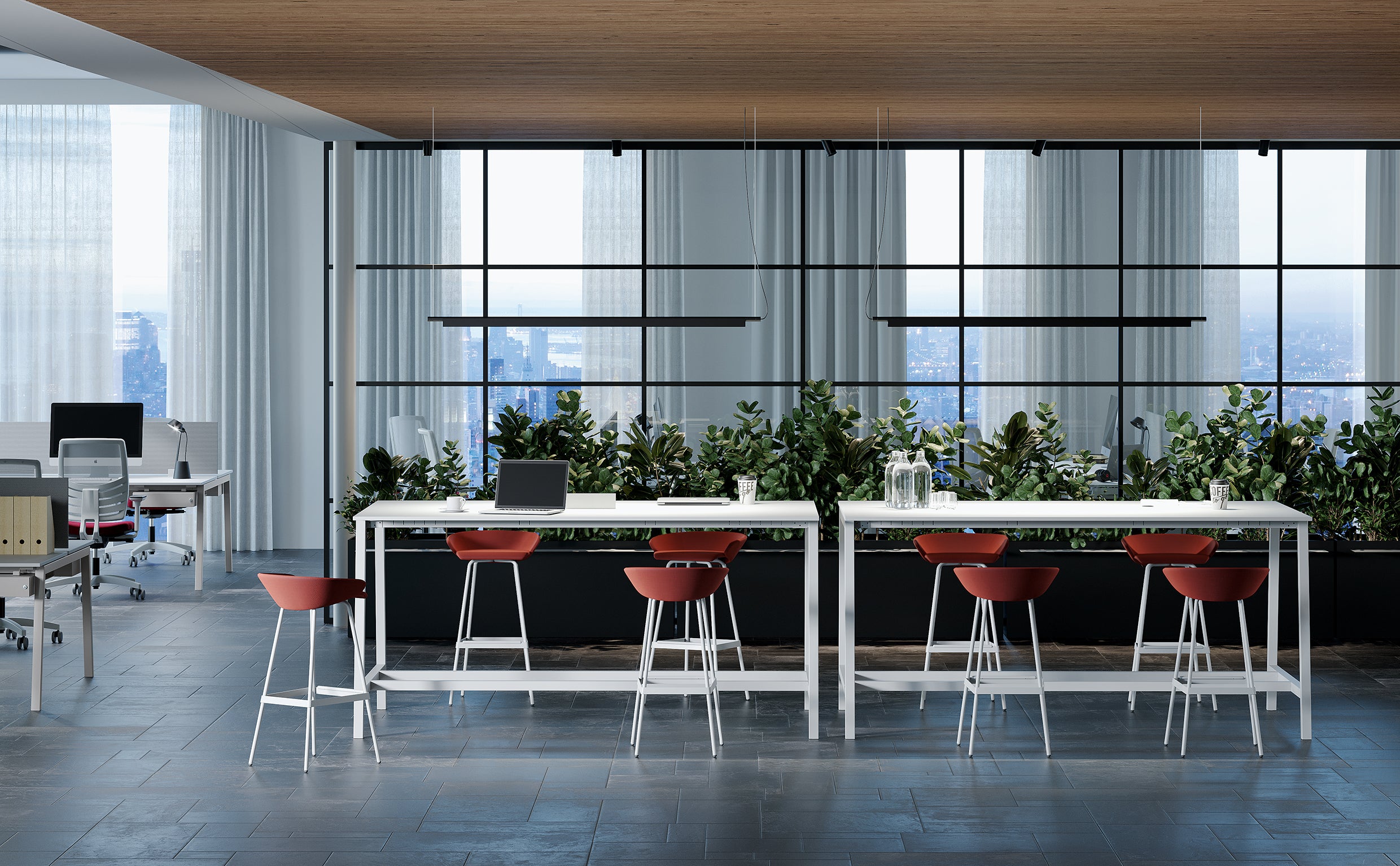 Espace de bureau moderne avec Attitudes Bureaux Tables de réunion modulaires Tabourets de bar rouges et Pop Ace, ordinateurs portables et pichets en verre sur les tables, plantes en guise de séparateurs, fenêtres allant du sol au plafond et vue sur la ville en arrière-plan.