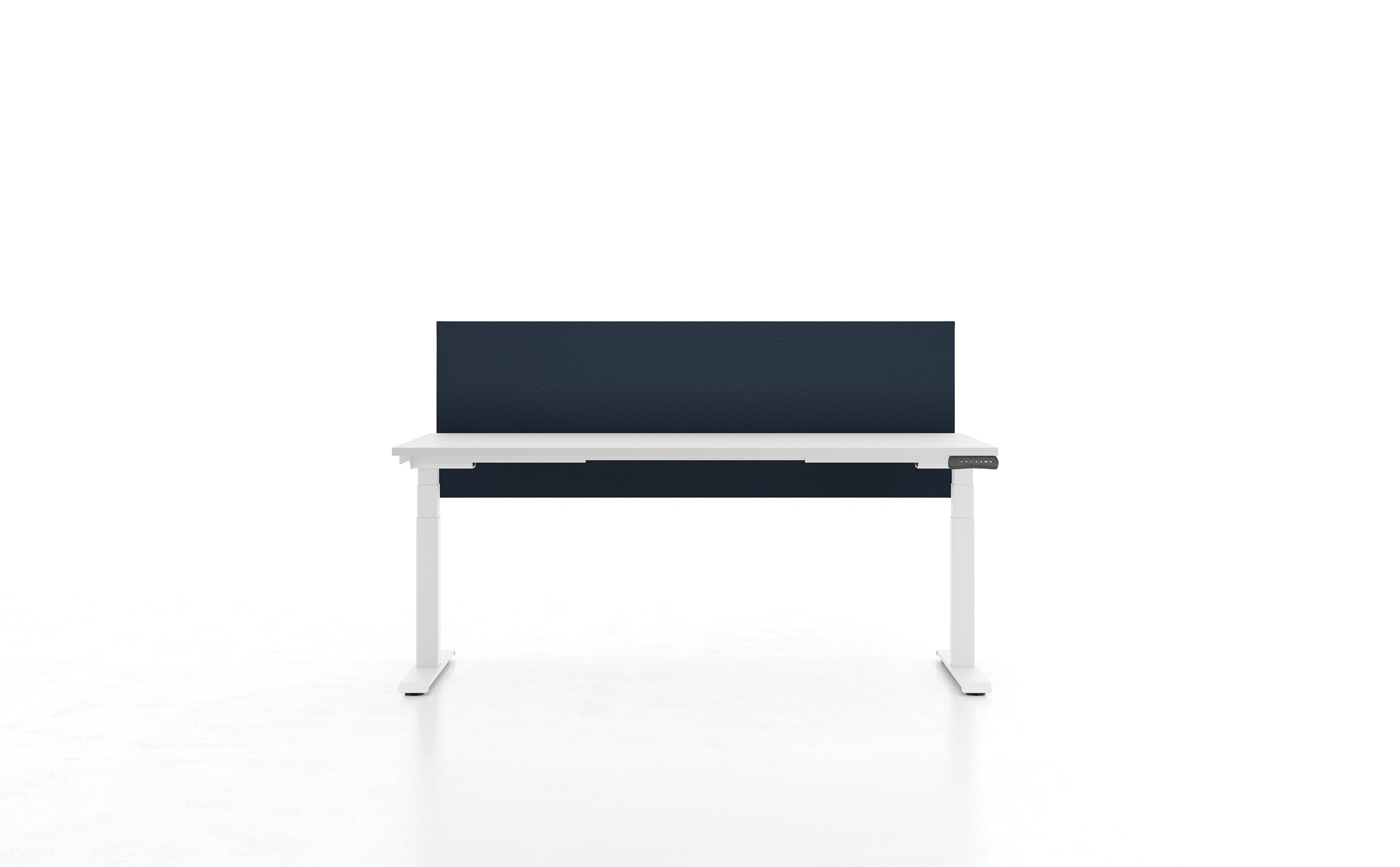 Le Bureaux réglables en hauteur Pop AD d'Attitudes Bureaux est un bureau moderne assis-debout blanc avec un panneau d'intimité bleu foncé derrière et sous le bureau, présenté sur un fond blanc uni.