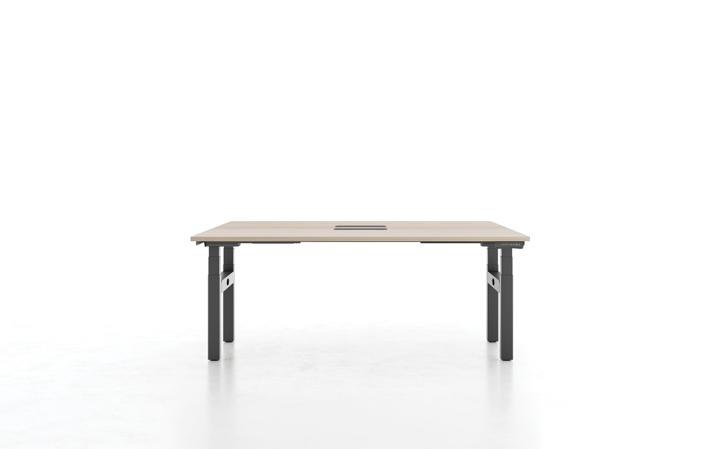 Le Bureaux réglables en hauteur Pop AD d'Attitudes Bureaux est un bureau moderne assis-debout rectangulaire avec un plateau en bois clair, des pieds en métal noir et une fente centrale pour le passage des câbles, présenté sur un fond blanc uni.