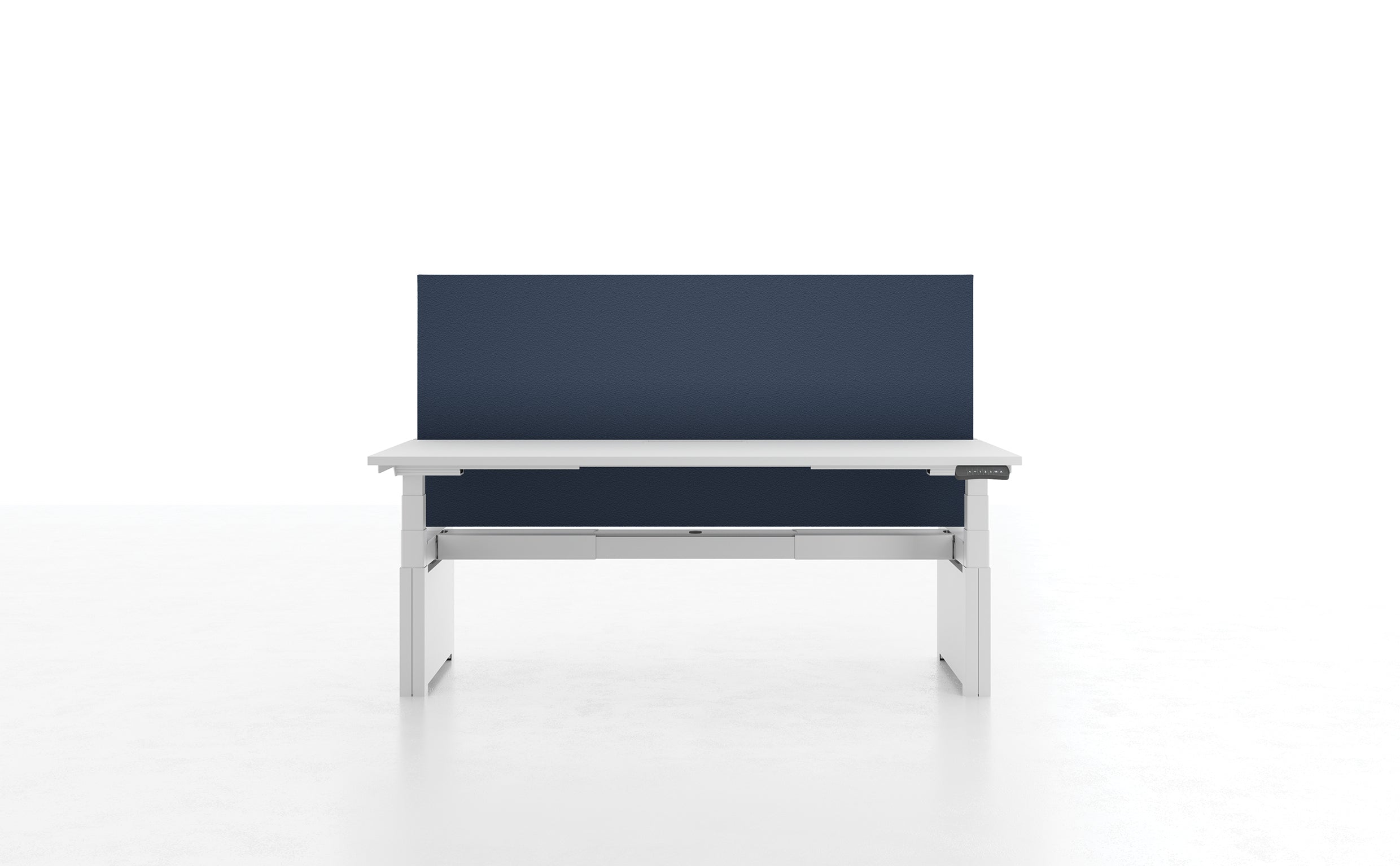 Le bureau réglable en hauteur Pop AD d'Attitudes Bureaux présente un design blanc moderne avec des lignes épurées et un panneau d'intimité bleu foncé, offrant une polyvalence ergonomique. Sur fond blanc, il est parfait pour les espaces de travail modulables.