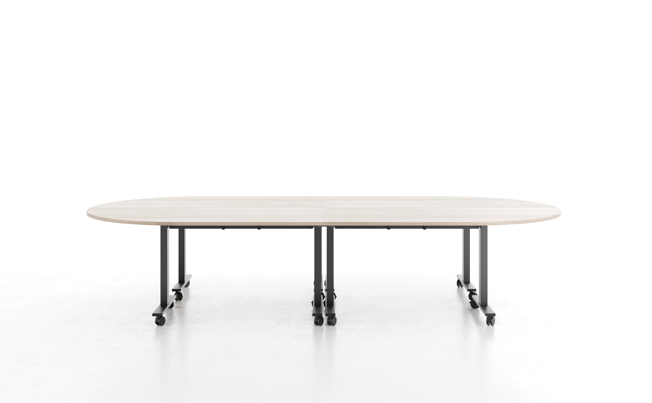 La table de réunion pliante sur roulettes Pop Folding d'Attitudes Bureaux est une grande table de réunion ovale avec un plateau en bois clair et des pieds en métal noir sur roulettes, présentée sur un fond blanc uni.