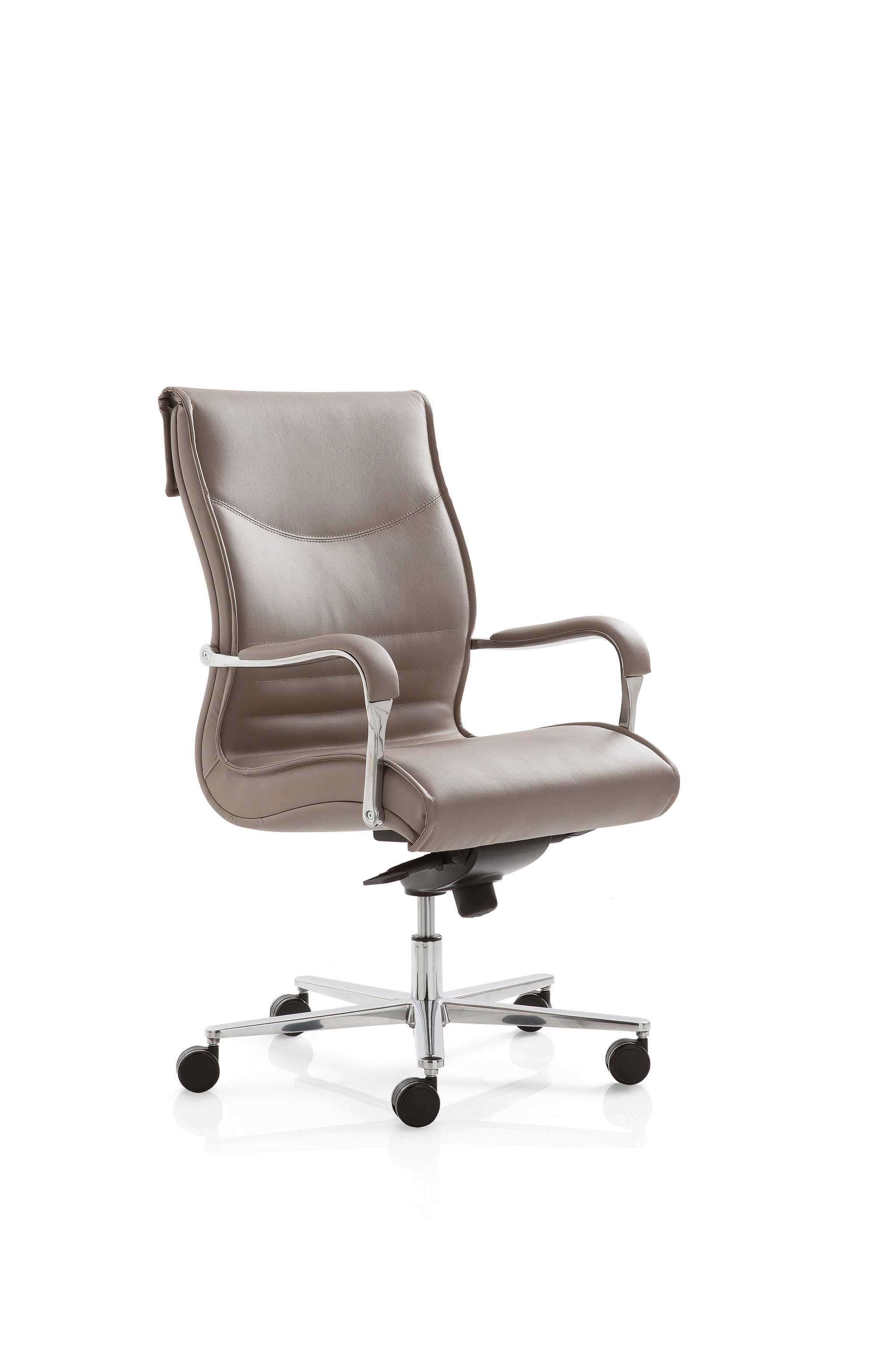 Le Fauteuil de direction Pulchra d'Attitudes Bureaux se caractérise par un revêtement en cuir marron, une assise et un dossier rembourrés, des accoudoirs en métal et un piètement chromé à cinq roulettes pour un confort ergonomique sur un fond blanc uni.