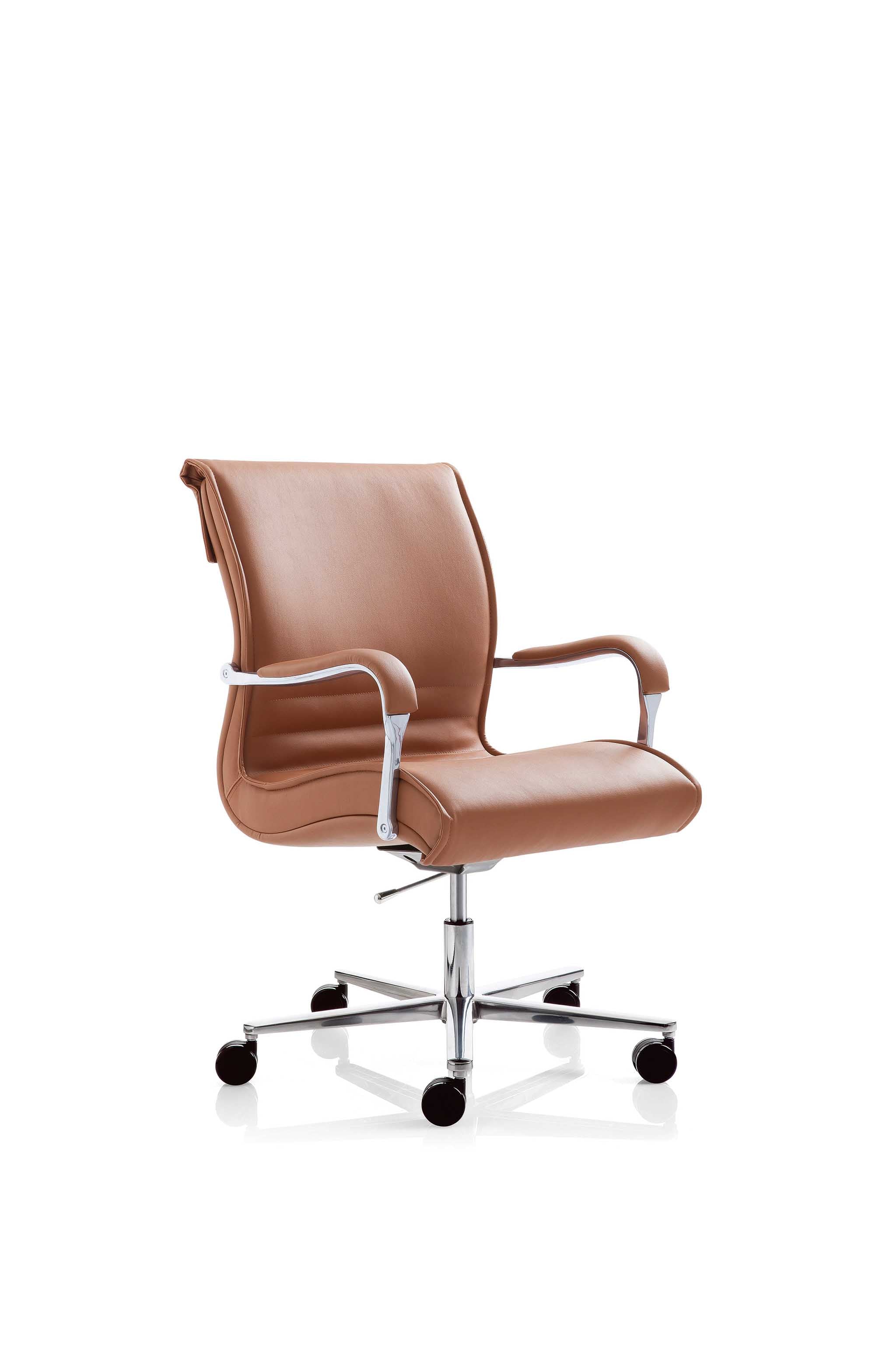 Le Fauteuil de direction Pulchra d'Attitudes Bureaux se caractérise par un cuir marron clair, des accoudoirs chromés et un piétement métallique à cinq roues, le tout mis en valeur sur un fond blanc pour une touche d'élégance supplémentaire.