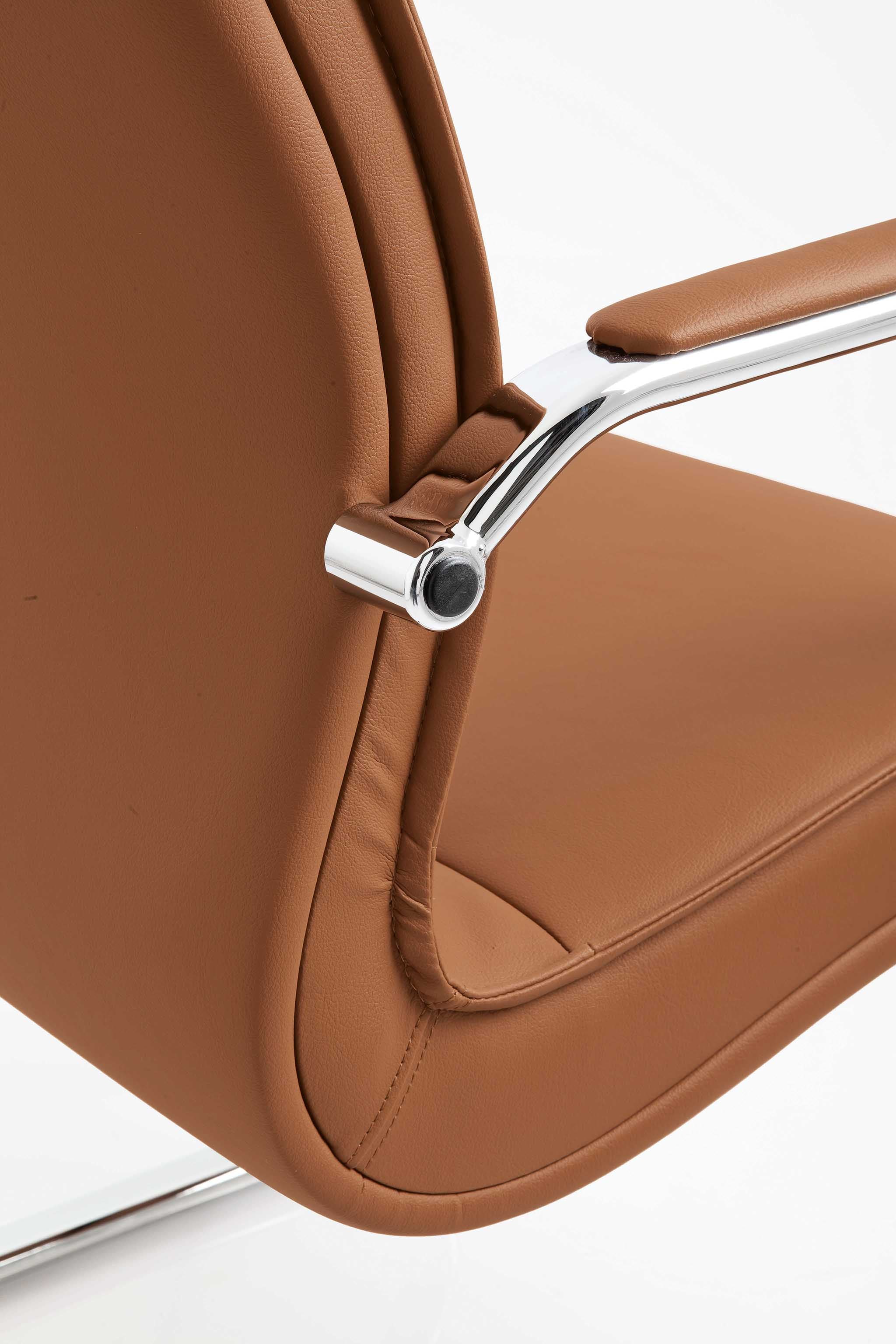 Gros plan sur le Fauteuil de direction Pulchra d'Attitudes Bureaux, avec son revêtement en cuir fauve et son accoudoir chromé. La photo met en valeur sa texture lisse, ses coutures précises et son design épuré et contemporain pour les espaces de travail modernes.