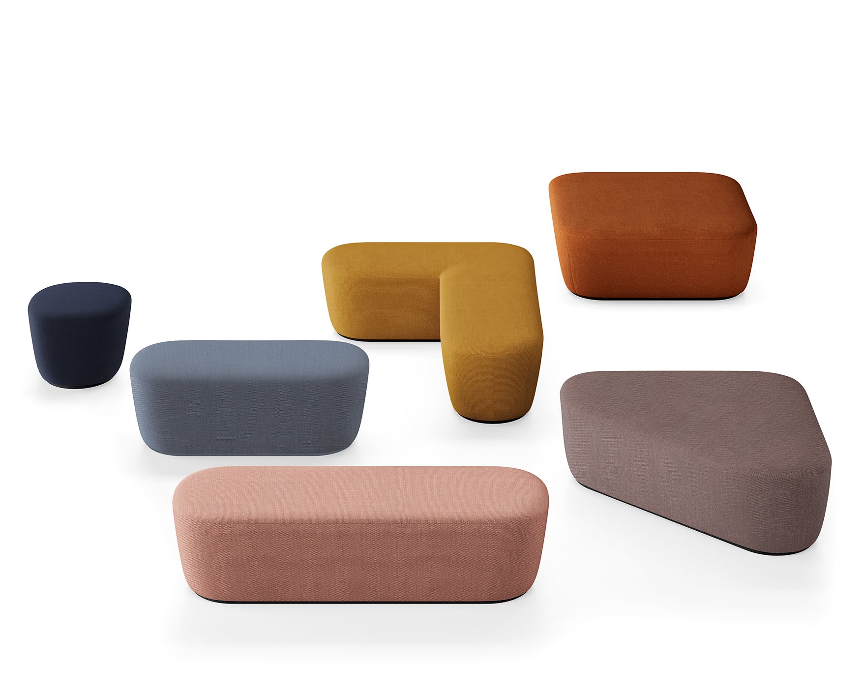 Six poufs RADAR de Claesson Koivisto Rune CKR, aux formes géométriques et aux couleurs marine, bleue, jaune moutarde, orange, rose et taupe, sont disposés sur un fond blanc.