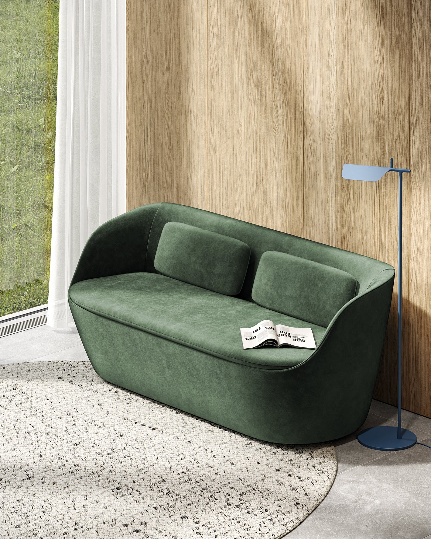 Un salon moderne présente le Canapés Radar en velours vert de Claesson Koivisto Rune CKR, deux coussins assortis, un magazine ouvert, un lampadaire bleu, un tapis rond texturé, des murs en bois et des rideaux blancs transparents qui révèlent la verdure à l'extérieur.