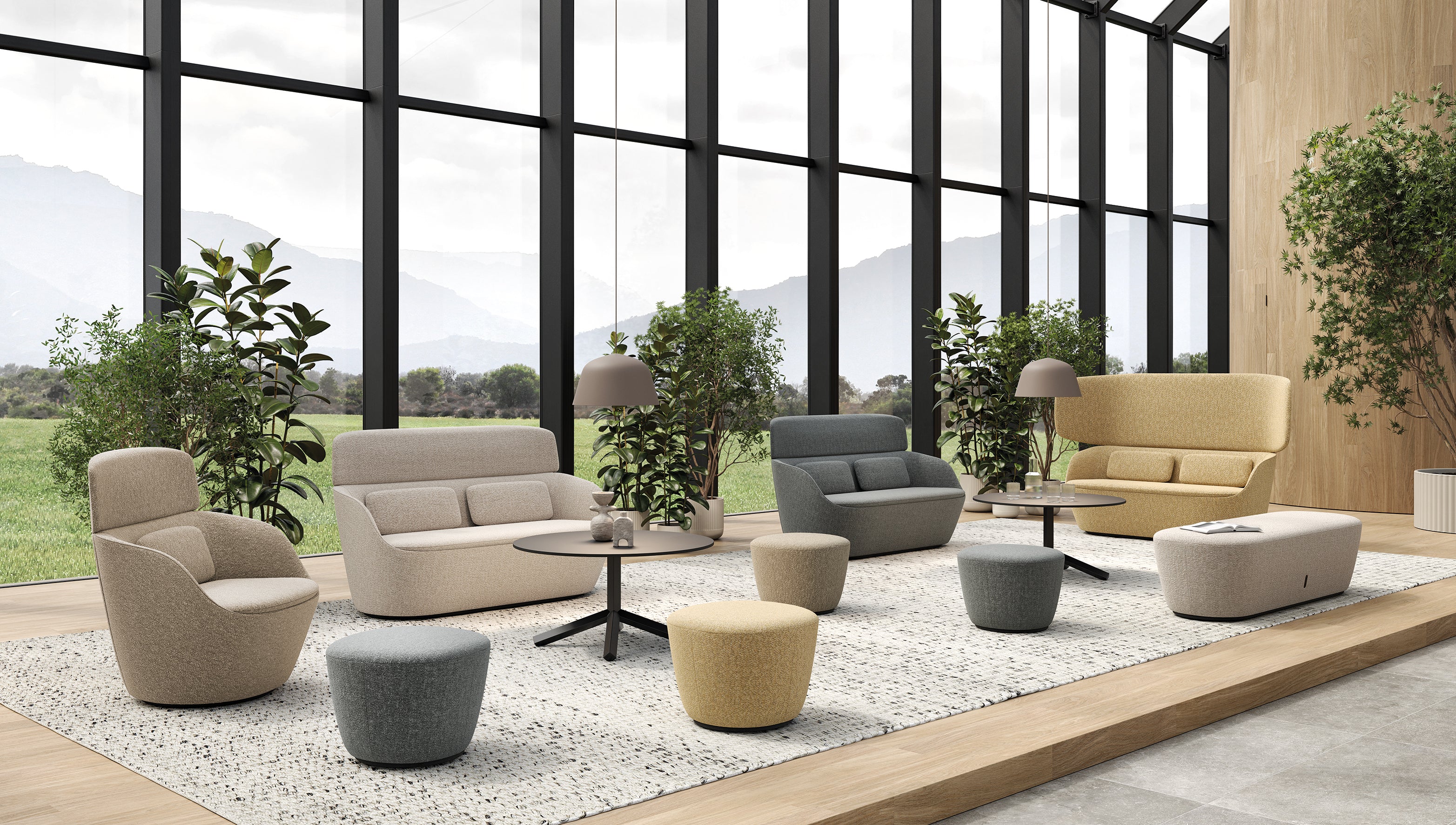 Salon moderne avec canapés, fauteuils et ottomans neutres sur un tapis clair, Claesson Koivisto Rune CKR Tables basses Radar, plantes en pot et fenêtres allant du sol au plafond offrant une vue panoramique sur la verdure et les montagnes.