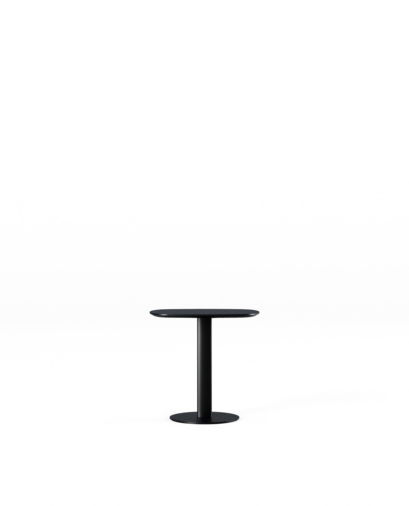 Une petite table d'appoint noire et ronde, dotée d'un socle central unique, se détache sur un fond blanc, mettant en valeur les élégantes Tables basses Radar de Claesson Koivisto Rune CKR.
