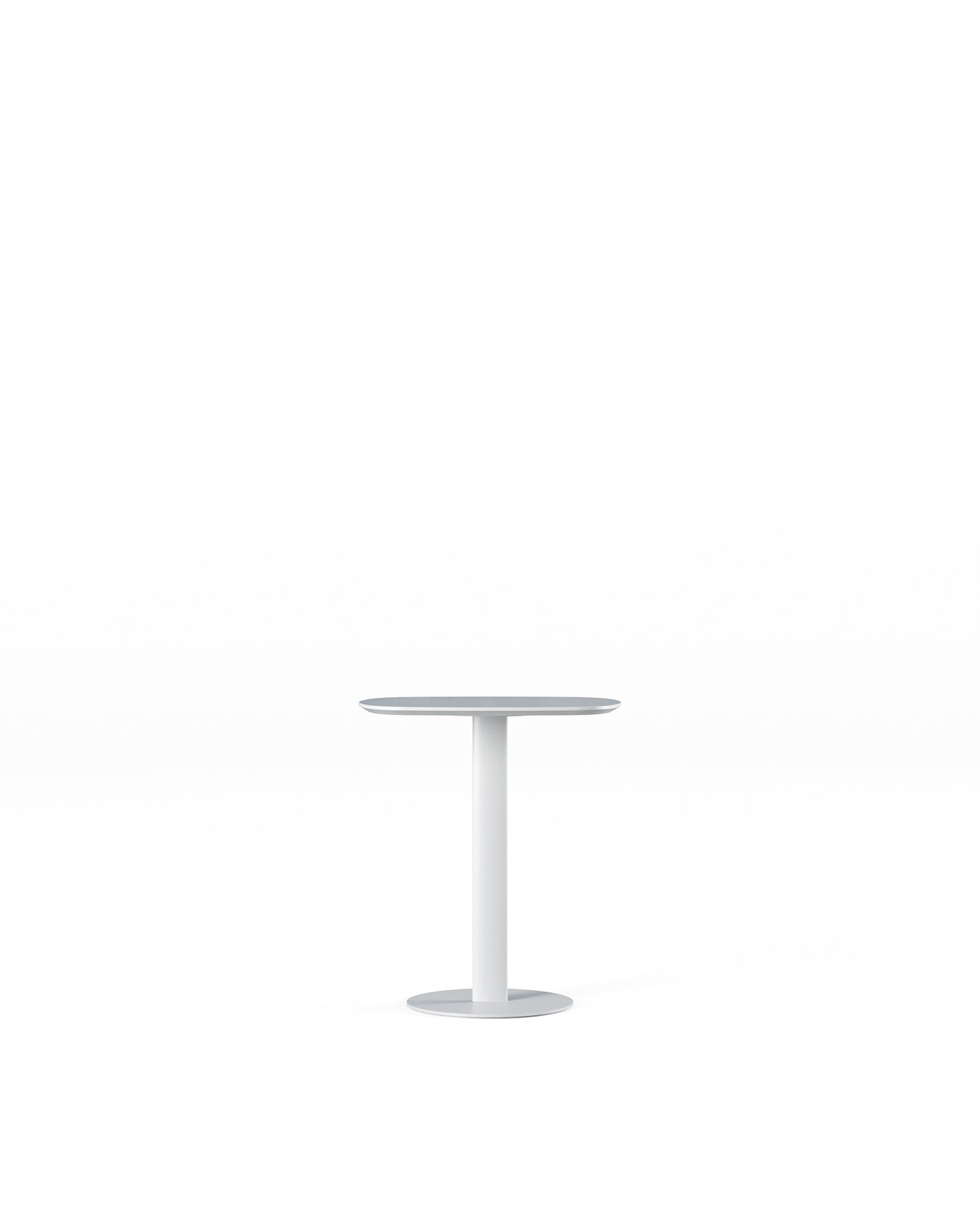 Les Tables basses Radar de Claesson Koivisto Rune CKR sont des tables d'appoint modernes, rondes et blanches, dotées d'un socle central unique. Elles sont mises en valeur sur un fond blanc uni et s'inspirent du style caractéristique du designer.